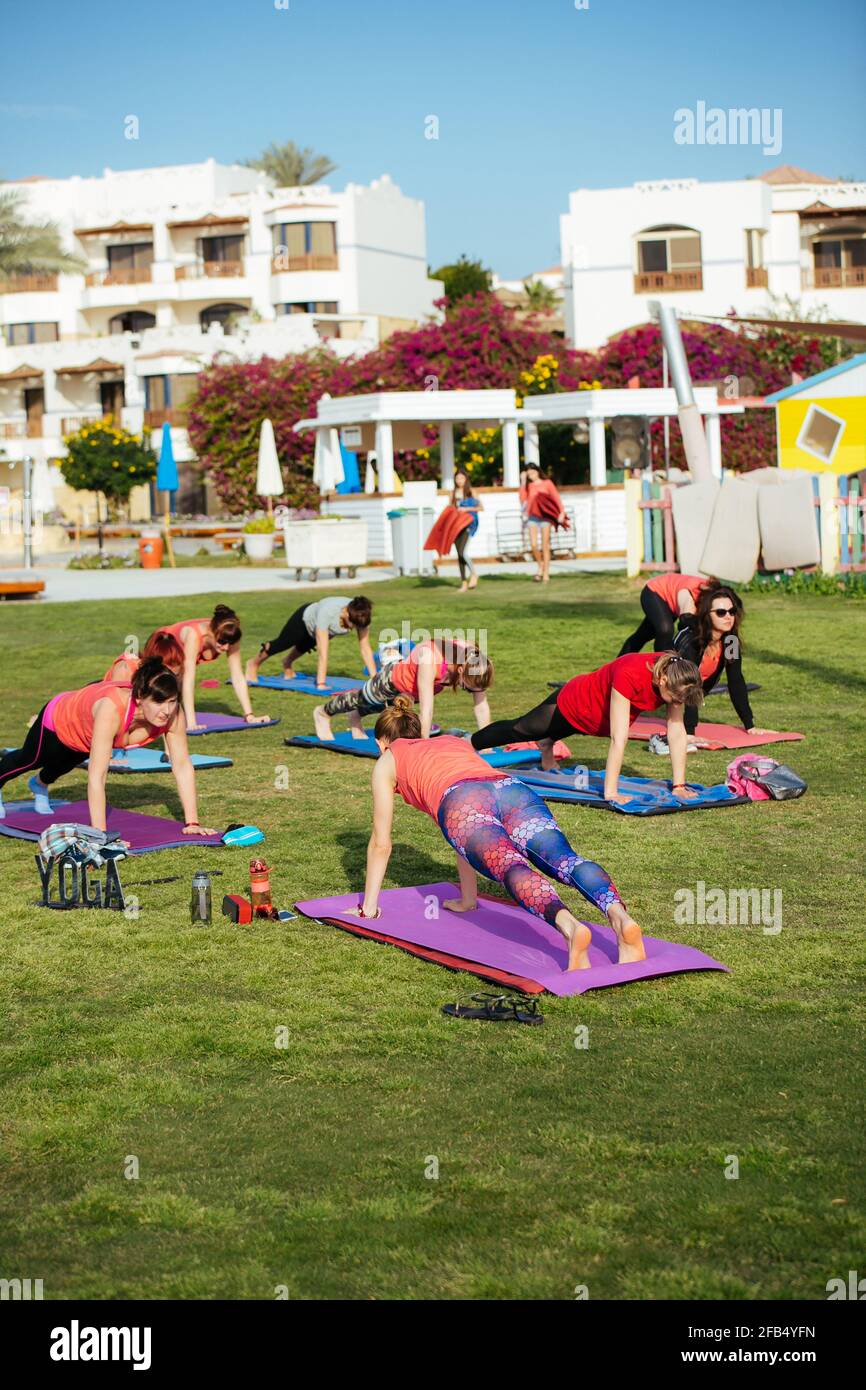 Eine Gruppe von Touristen, die im Hotel Yoga im Freien machen Stockfoto