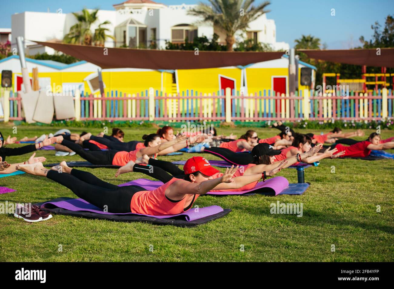 Eine Gruppe von Touristen, die im Hotel Yoga im Freien machen Stockfoto