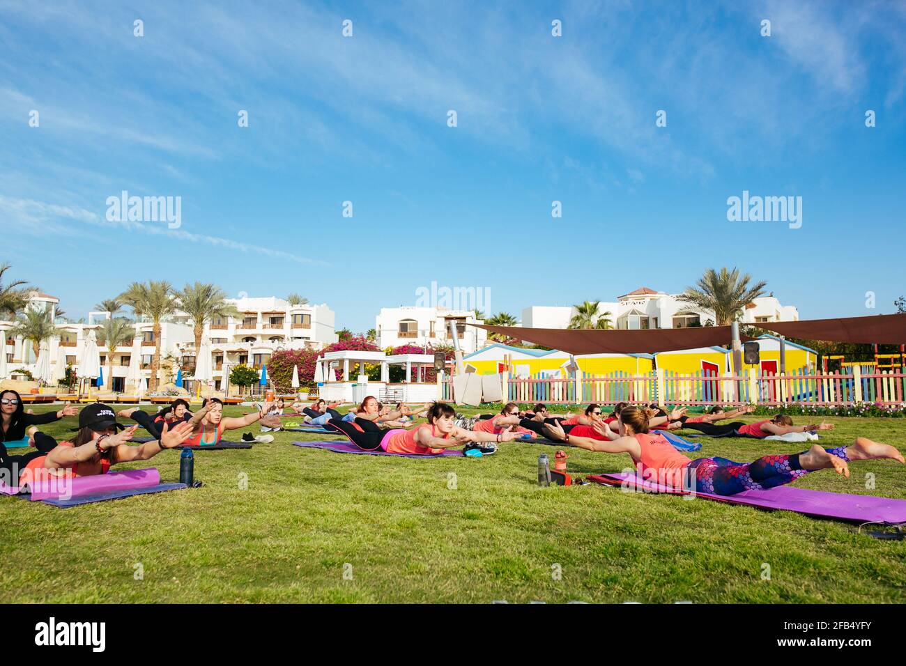 Eine Gruppe von Touristen, die im Hotel Yoga im Freien machen Stockfoto