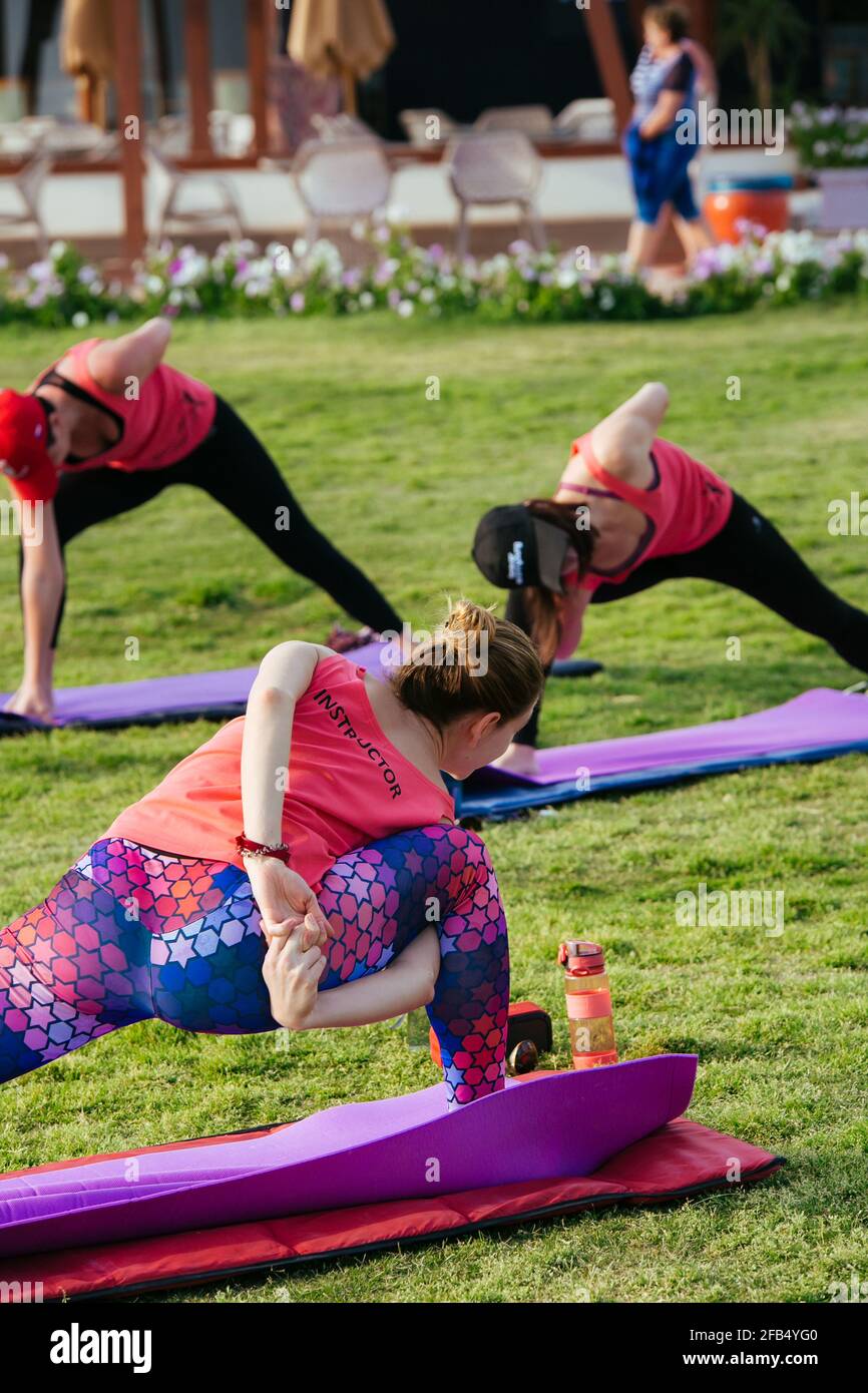 Eine Gruppe von Touristen, die im Hotel Yoga im Freien machen Stockfoto