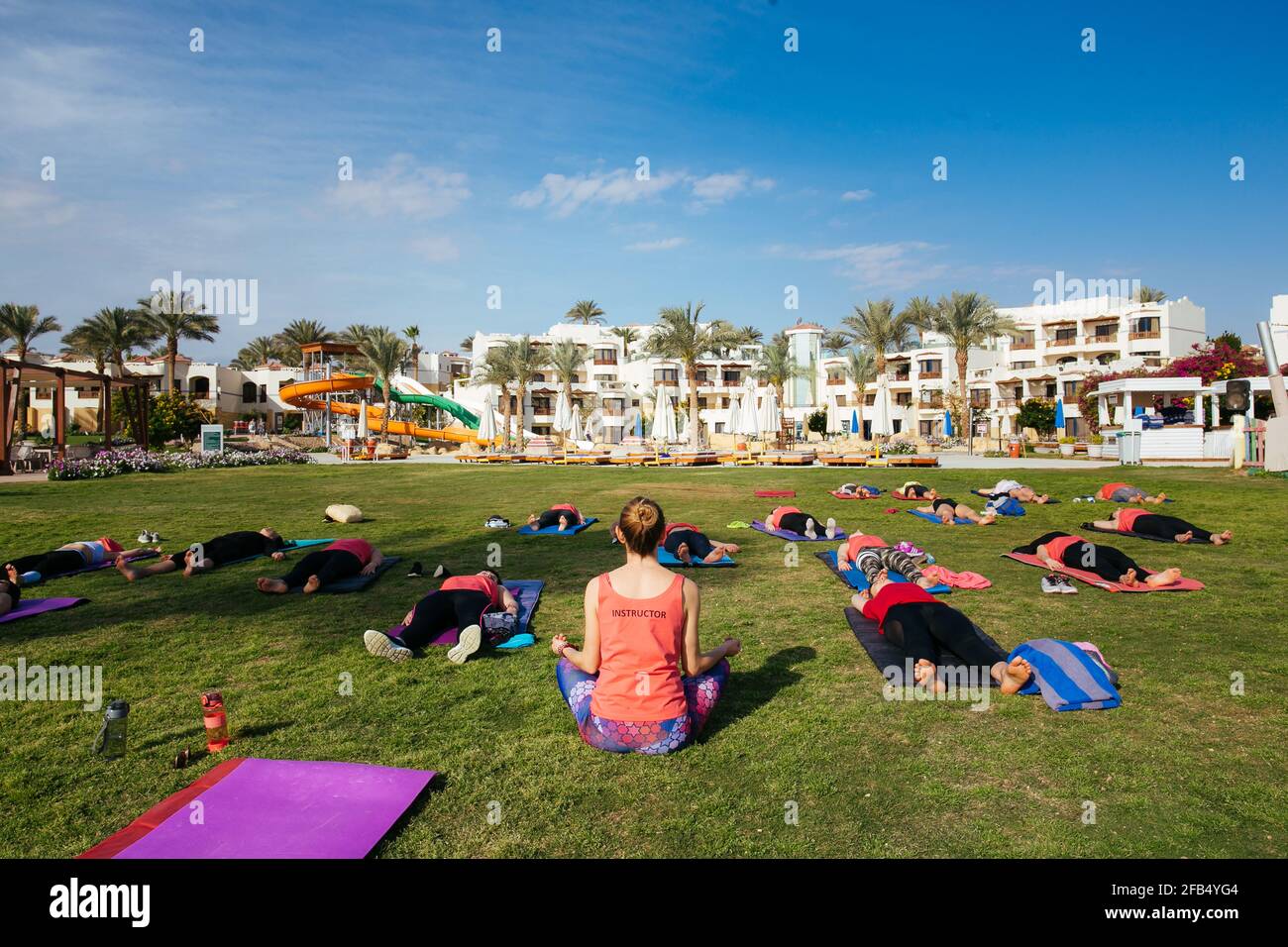 Eine Gruppe von Touristen, die im Hotel Yoga im Freien machen Stockfoto