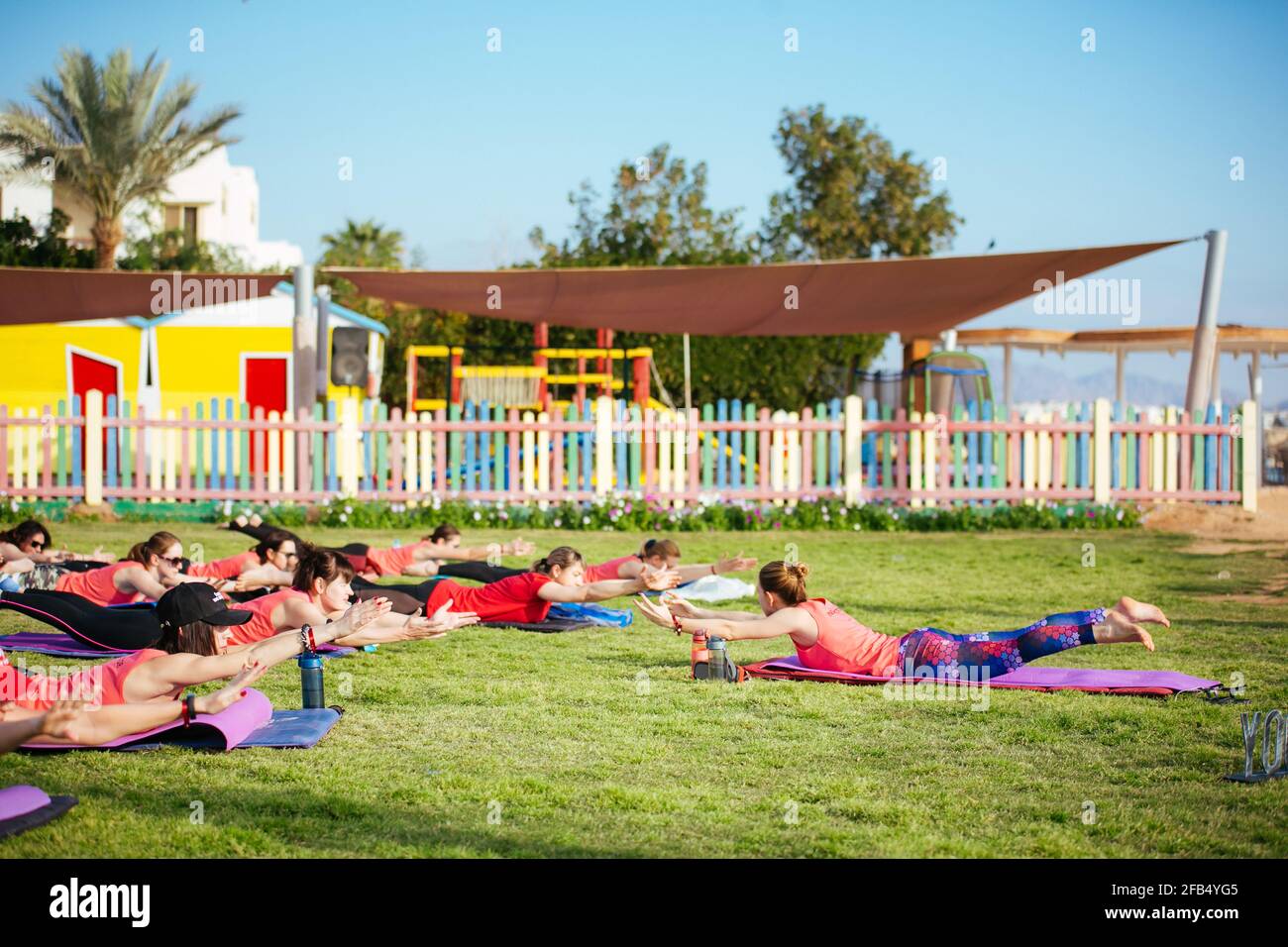 Eine Gruppe von Touristen, die im Hotel Yoga im Freien machen Stockfoto