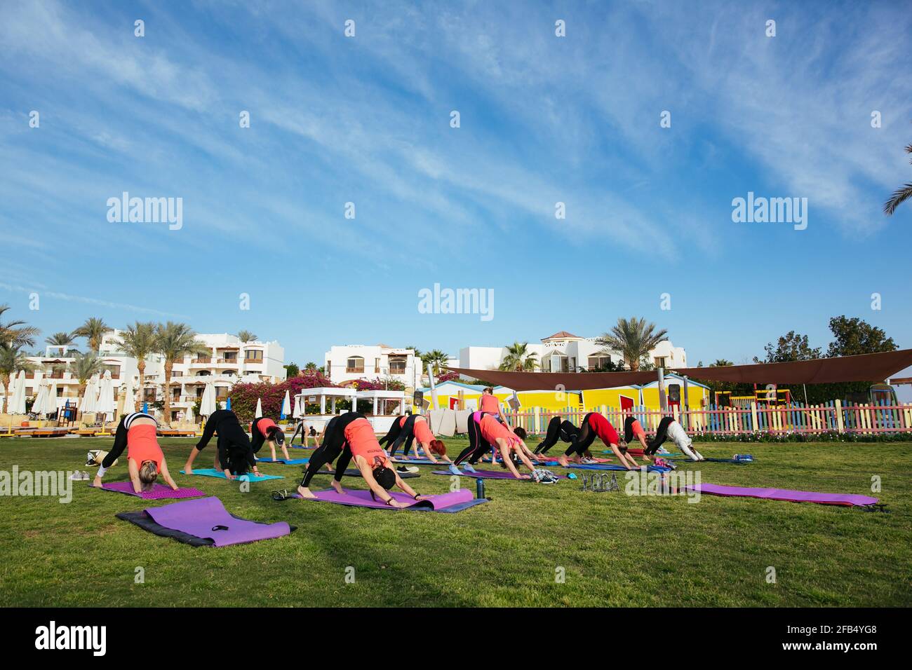 Eine Gruppe von Touristen, die im Hotel Yoga im Freien machen Stockfoto