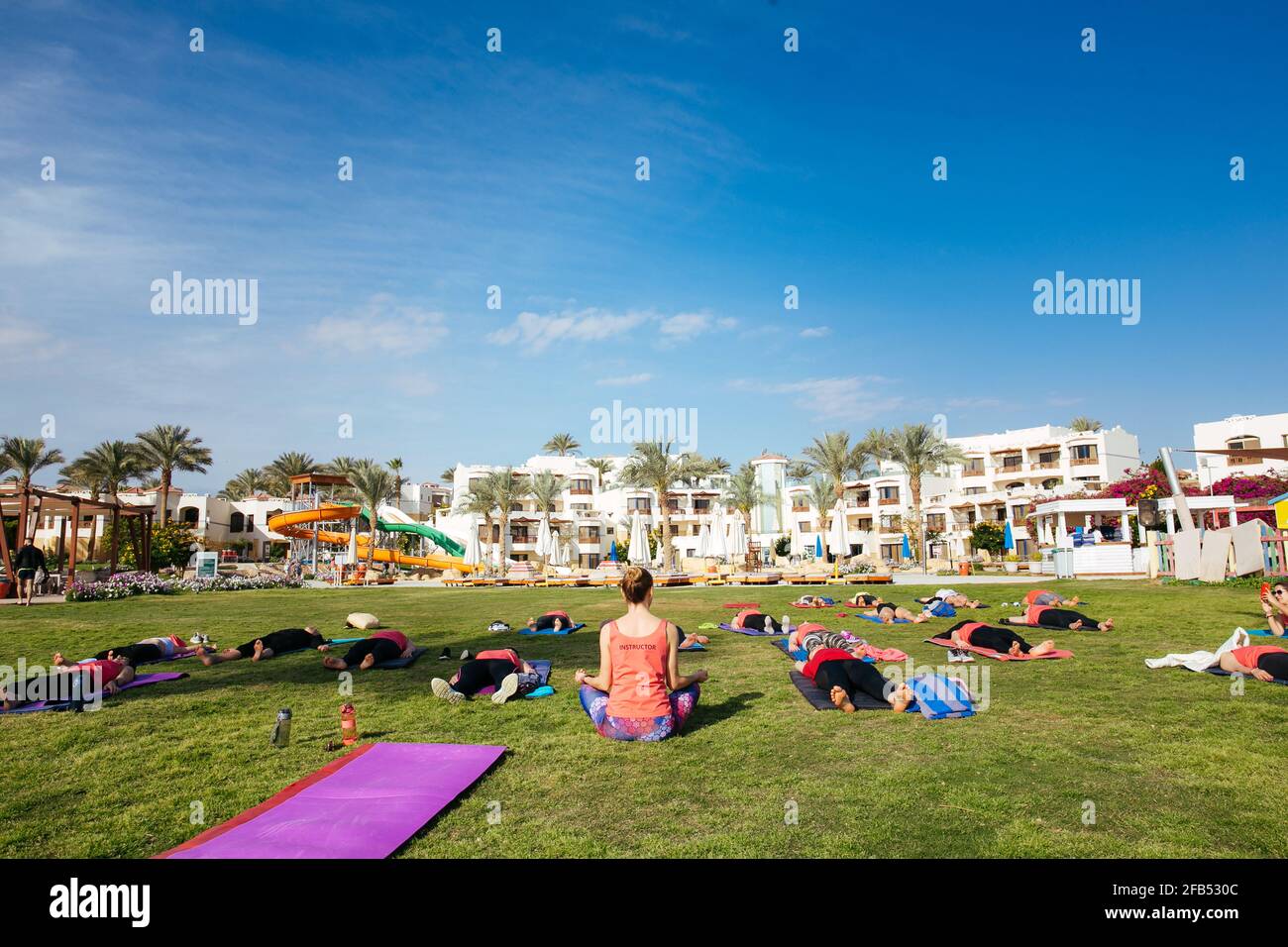 Eine Gruppe von Touristen, die im Hotel Yoga im Freien machen Stockfoto