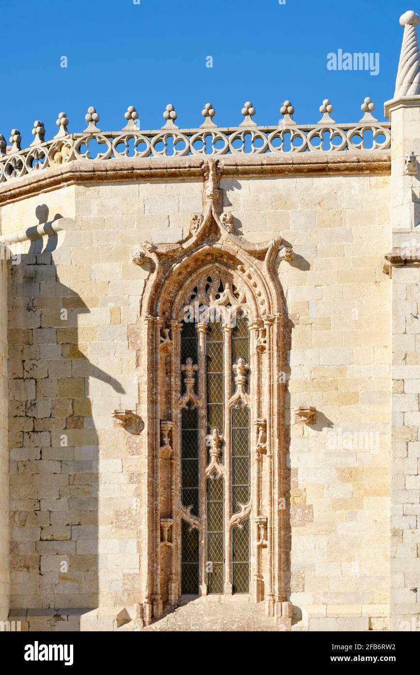 Fenster im Manuelinstil der Igreja de Jesus (Jesus-Kirche) aus dem 15. Jahrhundert, entworfen vom Architekten Diogo Boitaca im Jahr 1494. Setuba Stockfoto