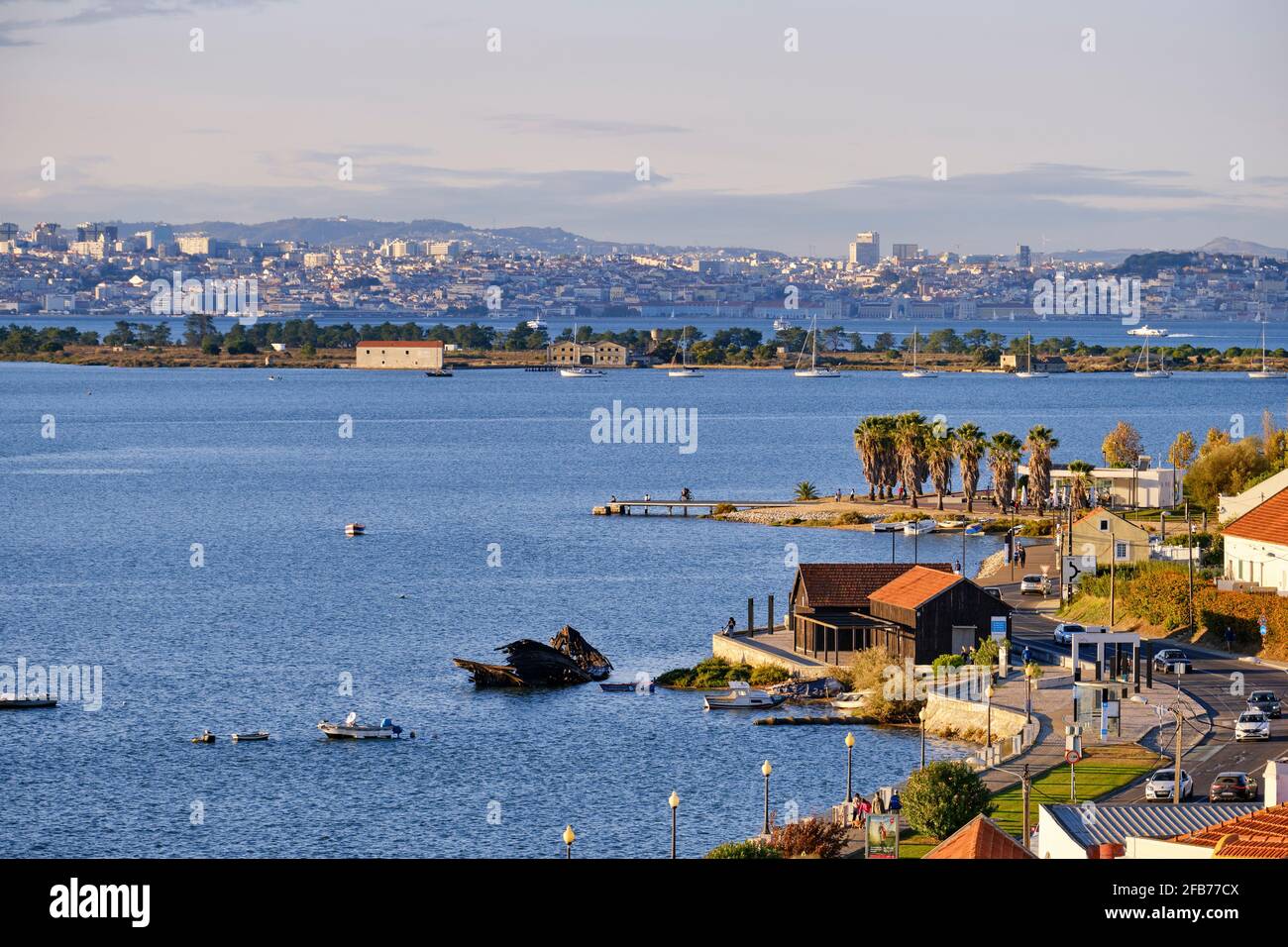 Die Bucht von Seixal und Lissabon am anderen Ufer des Tejo. Portugal Stockfoto