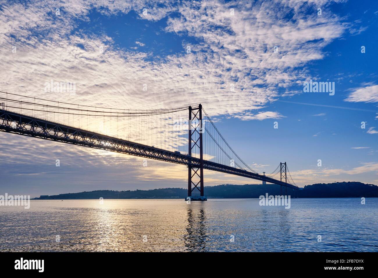 Sonnenaufgang am Ufer des Tejo, nahe der Brücke vom 25. April. Lissabon, Portugal Stockfoto