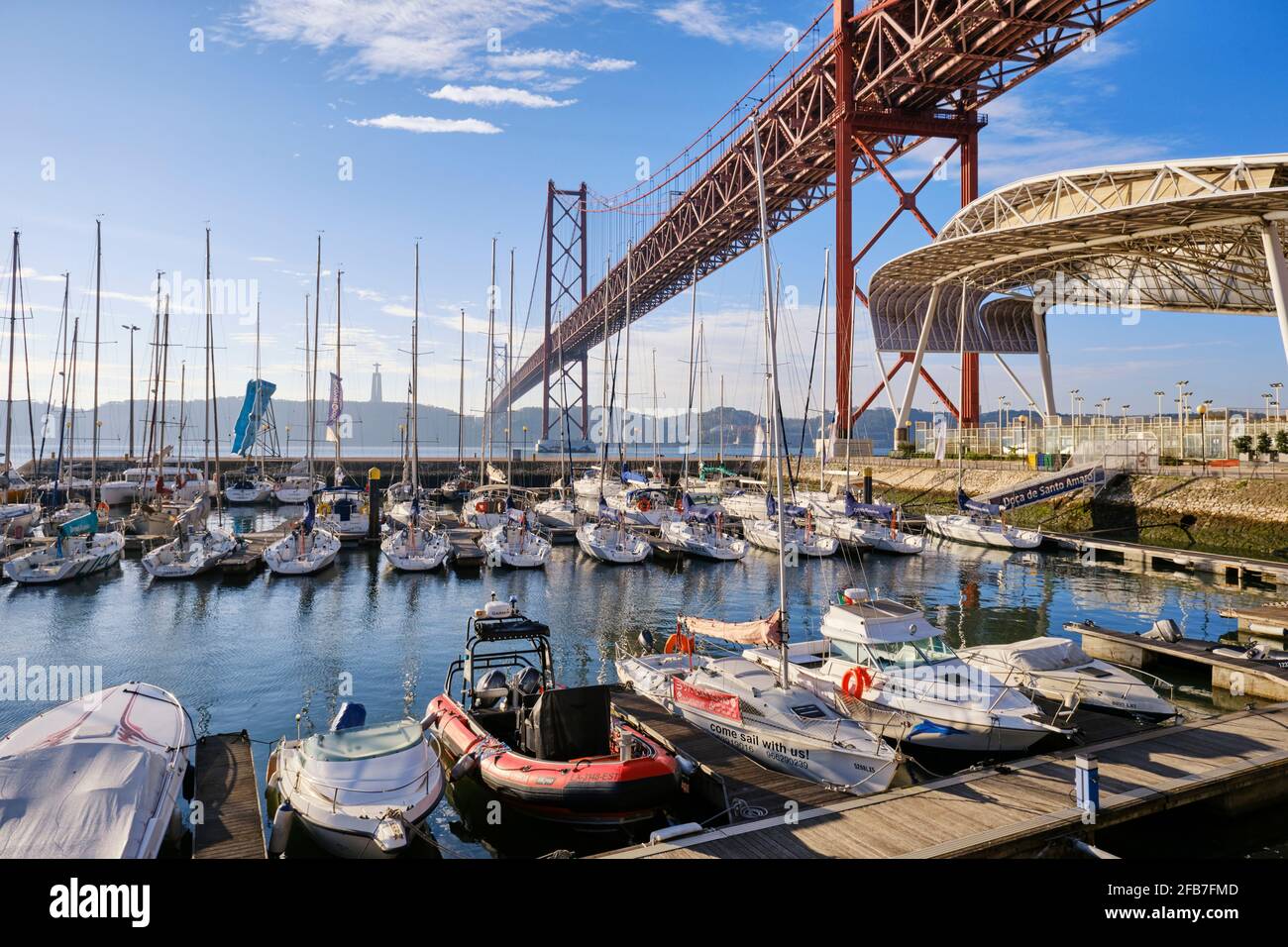 Santo Amaro Marina, ein cooler Ort in Lissabon., mit Restaurants, Bars, Marina. Portugal Stockfoto