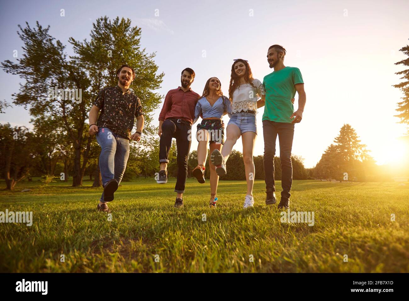 Unbeschwerte Freunde umarmen sich im Sommerfrühlingpark Stockfoto