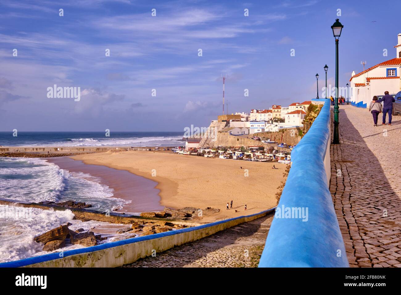 Das Dorf Ericeira mit Blick auf den Atlantischen Ozean. Portugal Stockfoto