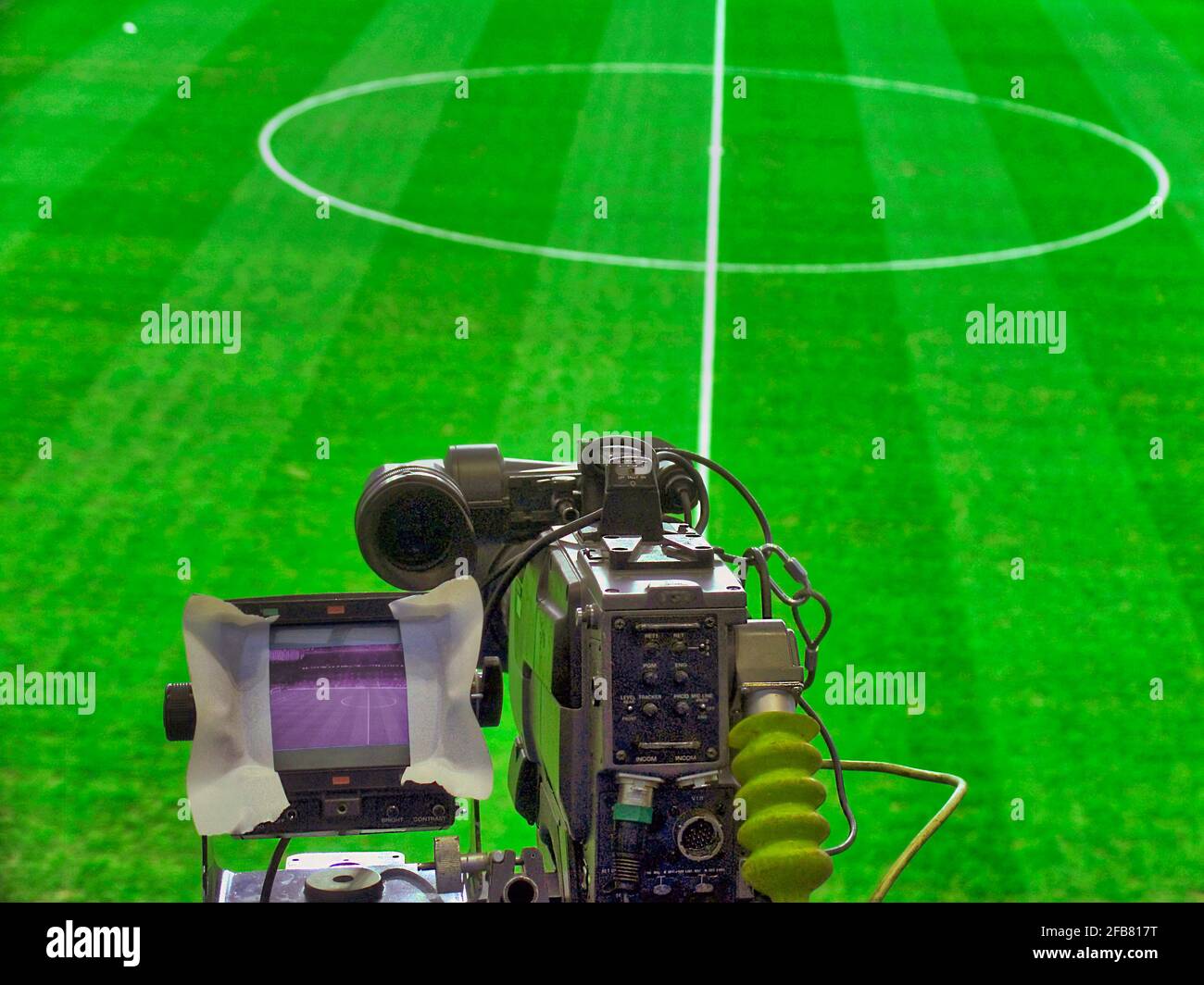 Die TV-Kamera konzentriert sich vor dem Anpfiff auf das Spielfeld Stockfoto