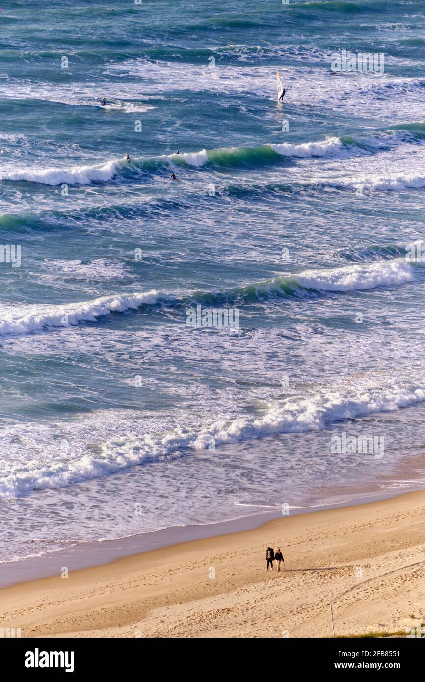 Ruhige Strände entlang der geschützten Landschaft der fossilen Küste der Costa de Caparica. Almada, Portugal Stockfoto
