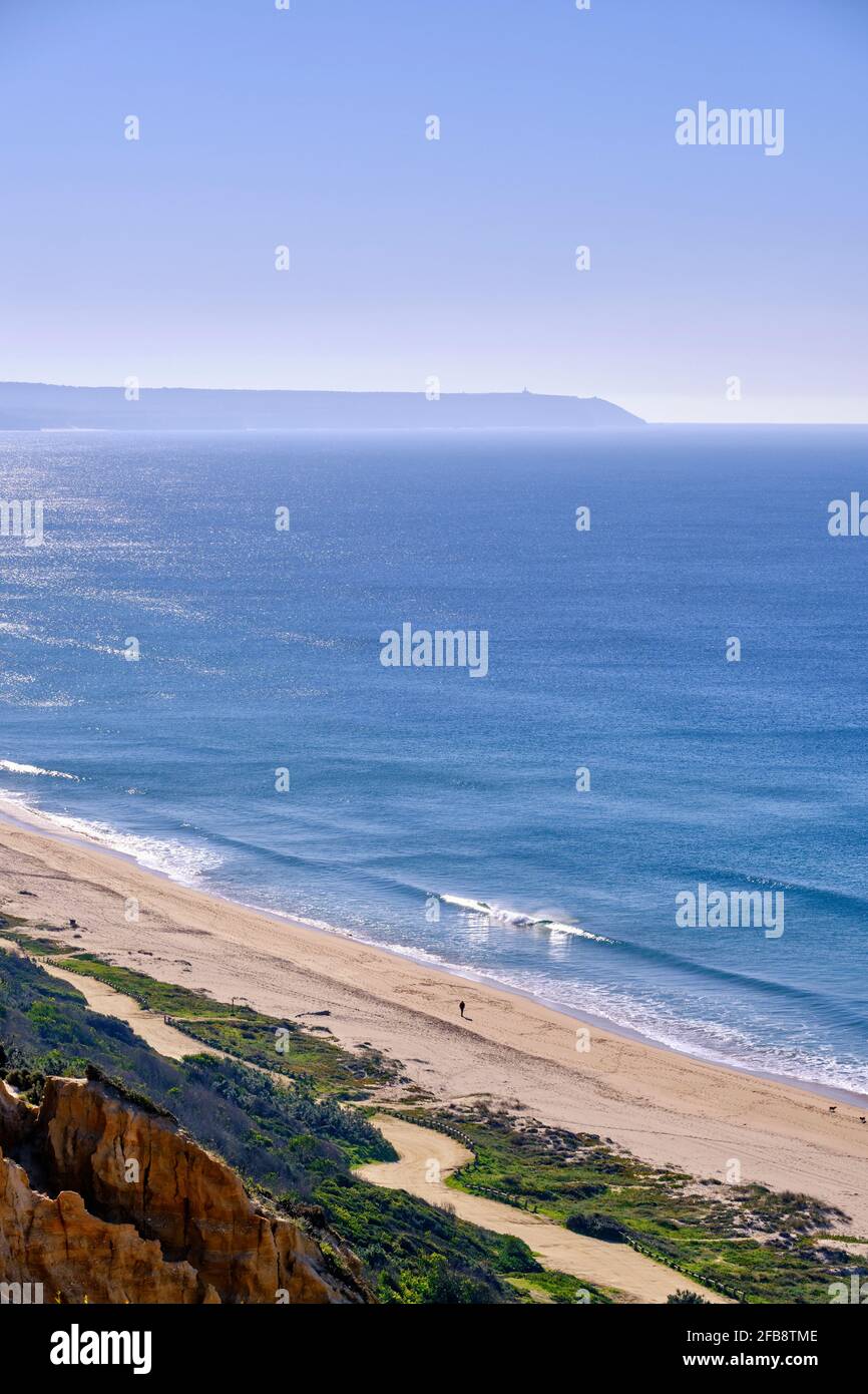 Ruhige Strände entlang der geschützten Landschaft der fossilen Küste der Costa de Caparica. Sesimbra, Portugal Stockfoto