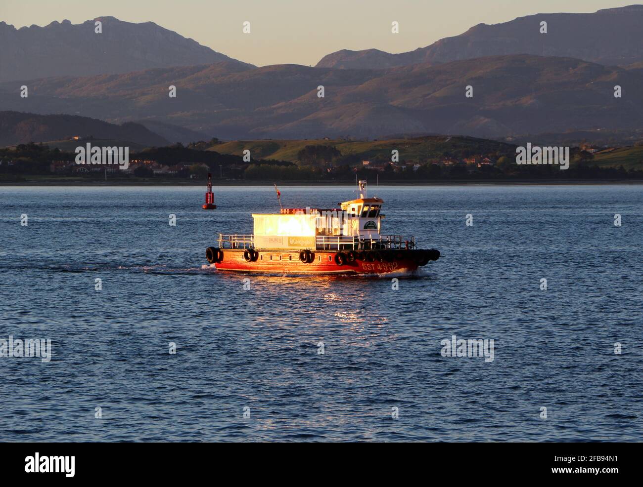 Regina Fähre regelmäßige Fahrt durch Santander Bucht Kantabrien Spanien frühmorgens ruhiges Meer Stockfoto