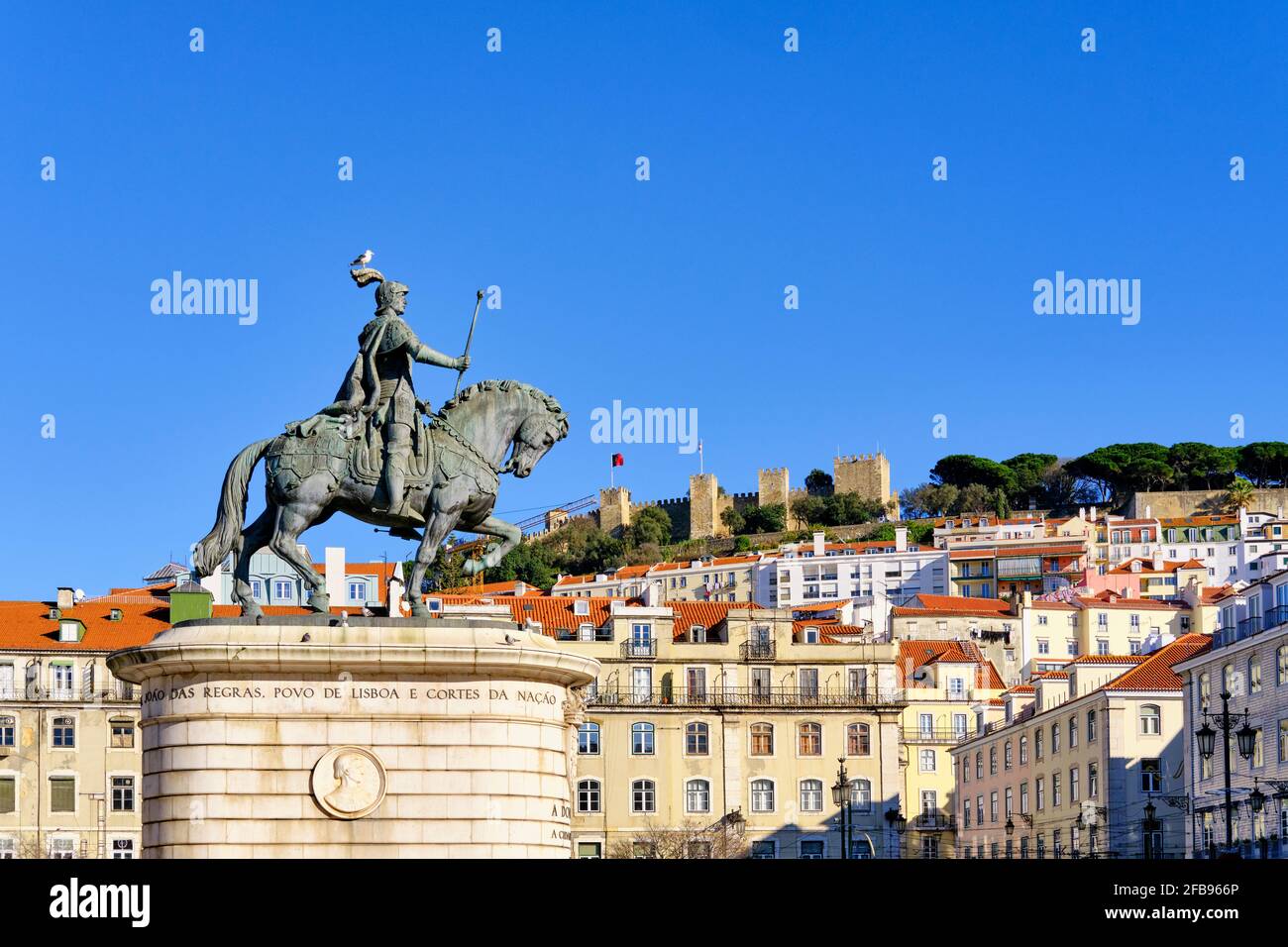 Reiterstatue von König Joao I und Burg Sao Jorge, Praca da Figueira. Lissabon, Portugal Stockfoto