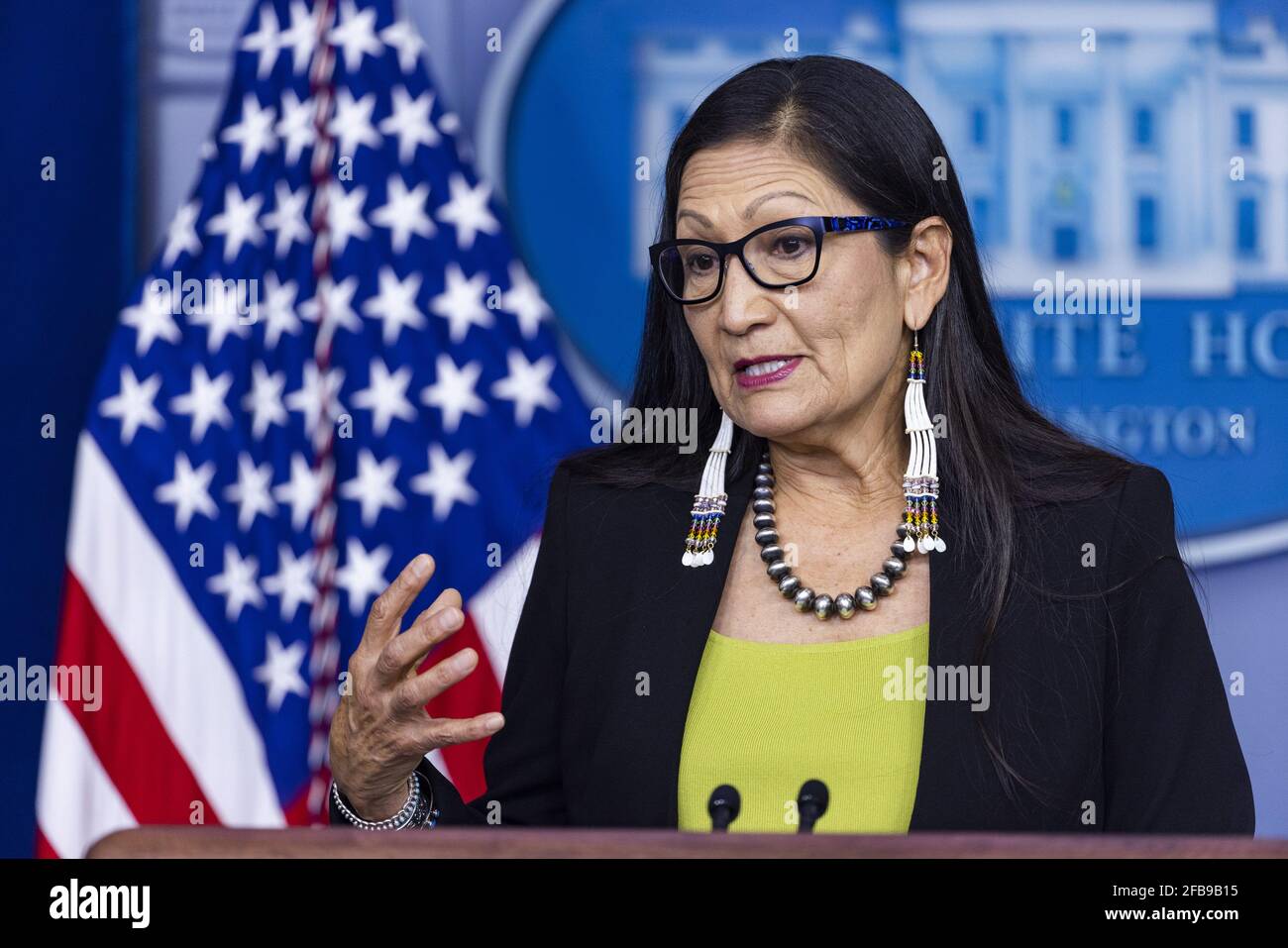 Washington, Usa. April 2021. US-Innenminister deb Haaland berichtet am Freitag, 2021. April, im Pressesprechungsraum des Weißen Hauses in Washington, DC, über Medienvertreter. Haaland sprach über die Emissionsziele von Präsident Biden sowie über die Schaffung einer kommission zur Verringerung der Gewalt gegen indianische Frauen. Foto von Jim Lo Scalzo/UPI Credit: UPI/Alamy Live News Stockfoto