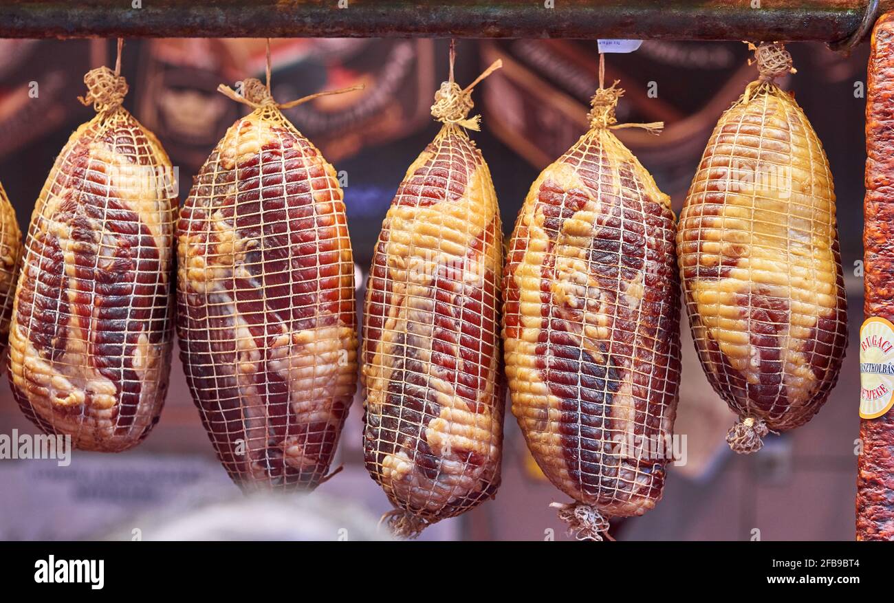 Verschiedene Arten von Würsten auf dem Budapester Zentralmarkt Stockfoto