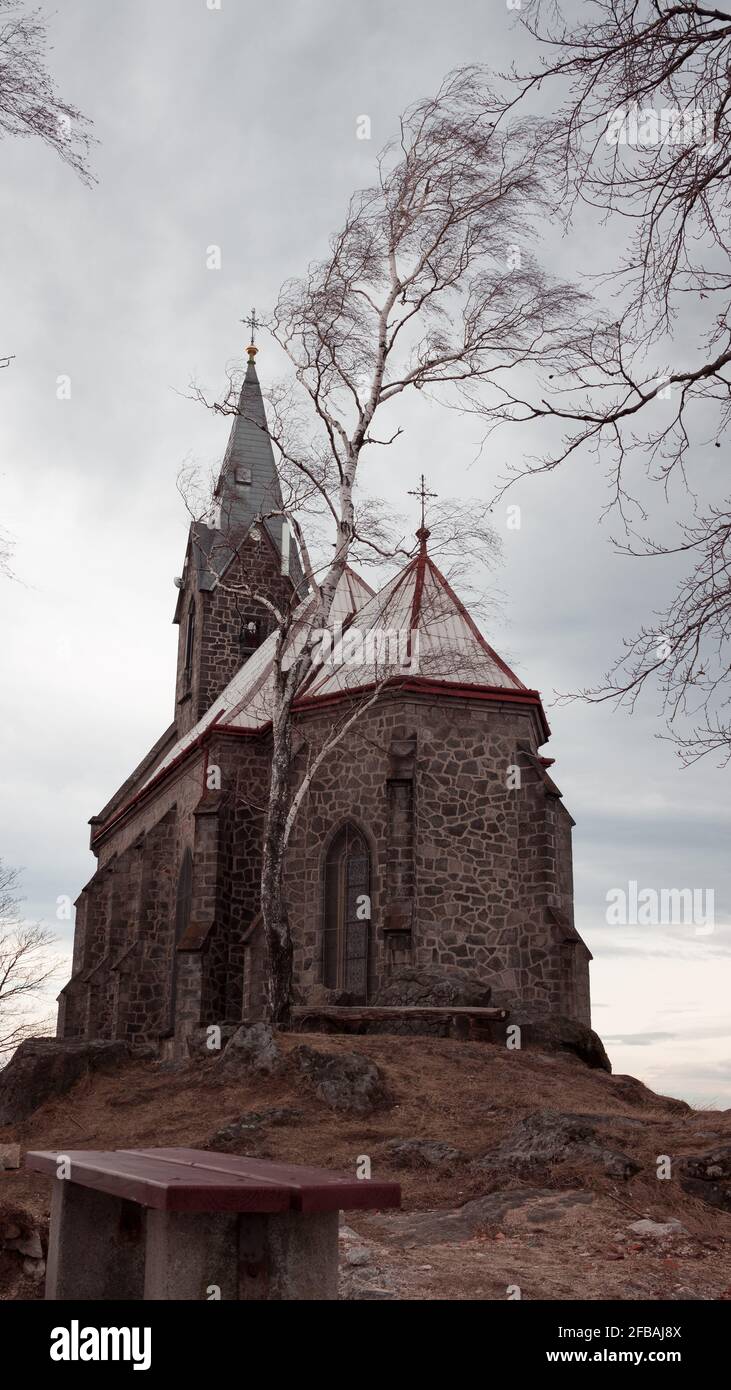 Kirche auf dem Gipfel des Berges Stockfoto