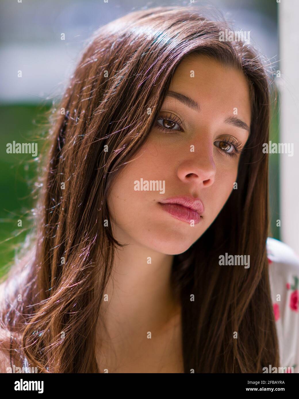 Traurig aussehende Teenager Latina Mädchen in einem Park Einstellung Stockfoto