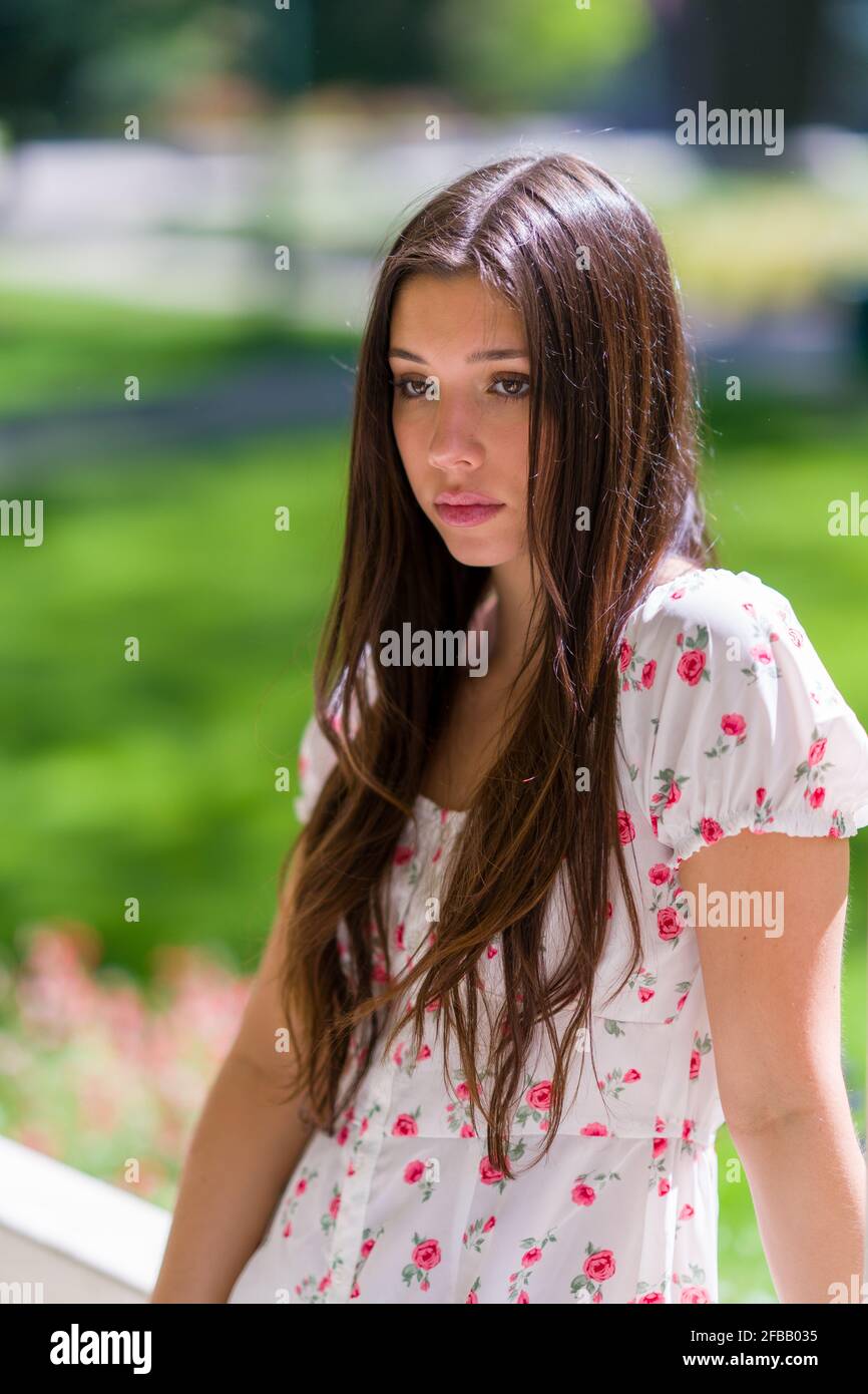 Traurig aussehende Teenager Latina Mädchen in einem Park Einstellung Stockfoto