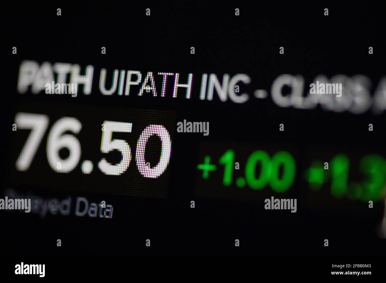 Bukarest, Rumänien - 23. April 2021: Geringe Schärfentiefe (selektiver Fokus) und Makrobild mit UiPath-Zitaten auf der NYSE auf einem digitalen Bildschirm. Stockfoto