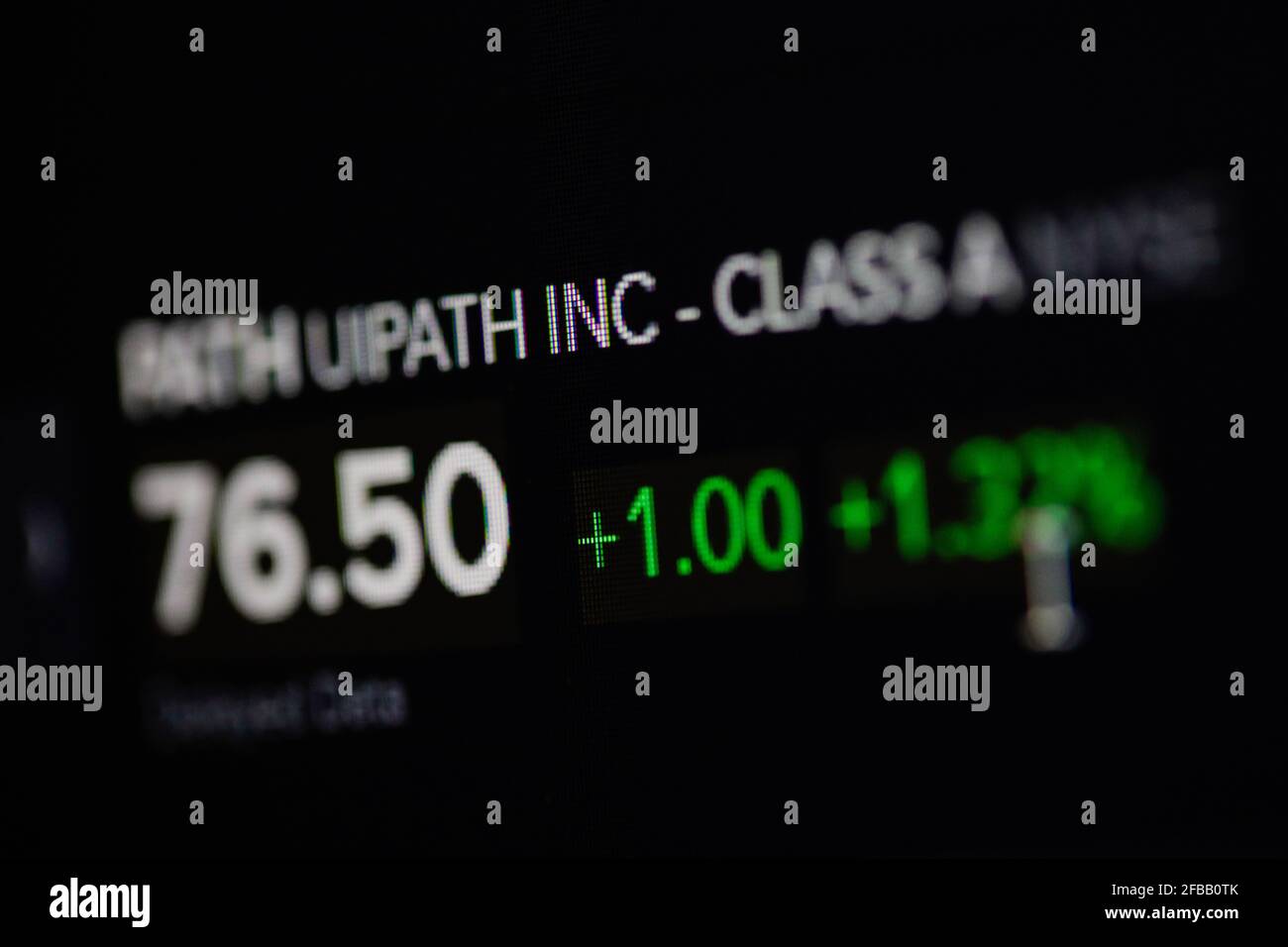 Bukarest, Rumänien - 23. April 2021: Geringe Schärfentiefe (selektiver Fokus) und Makrobild mit UiPath-Zitaten auf der NYSE auf einem digitalen Bildschirm. Stockfoto