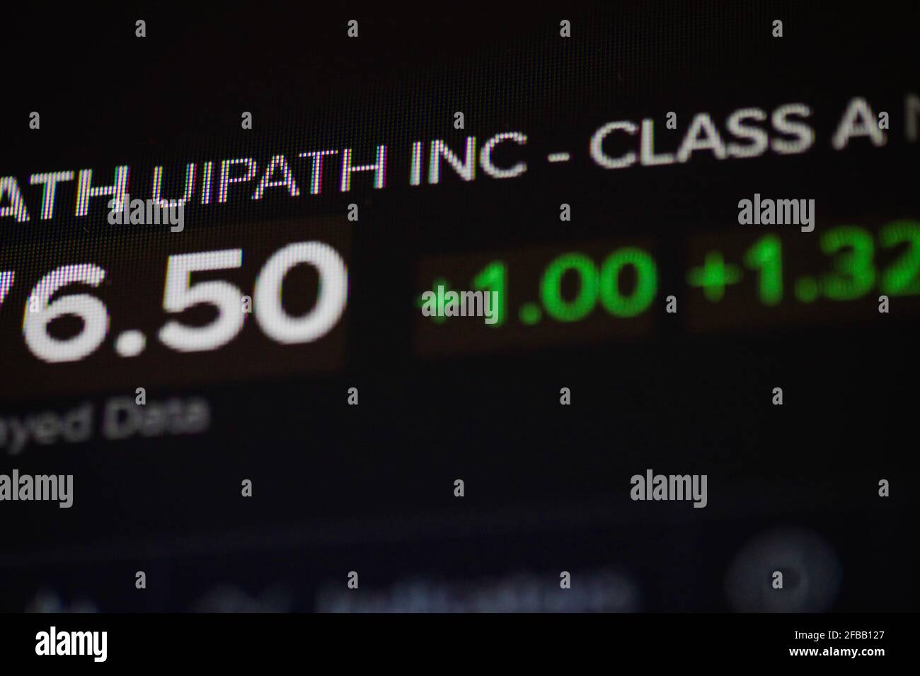 Bukarest, Rumänien - 23. April 2021: Geringe Schärfentiefe (selektiver Fokus) und Makrobild mit UiPath-Zitaten auf der NYSE auf einem digitalen Bildschirm. Stockfoto