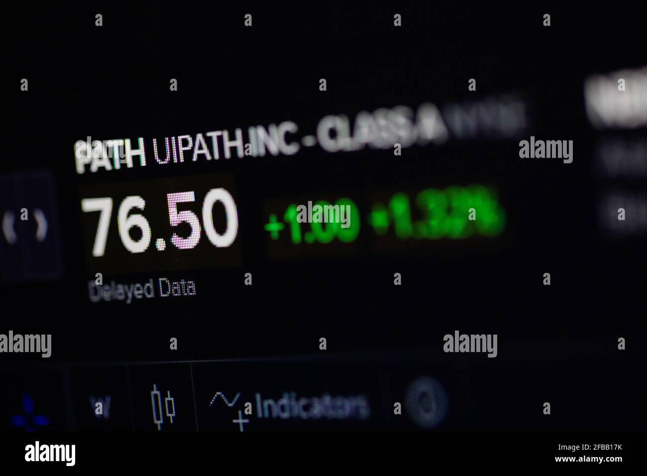 Bukarest, Rumänien - 23. April 2021: Geringe Schärfentiefe (selektiver Fokus) und Makrobild mit UiPath-Zitaten auf der NYSE auf einem digitalen Bildschirm. Stockfoto