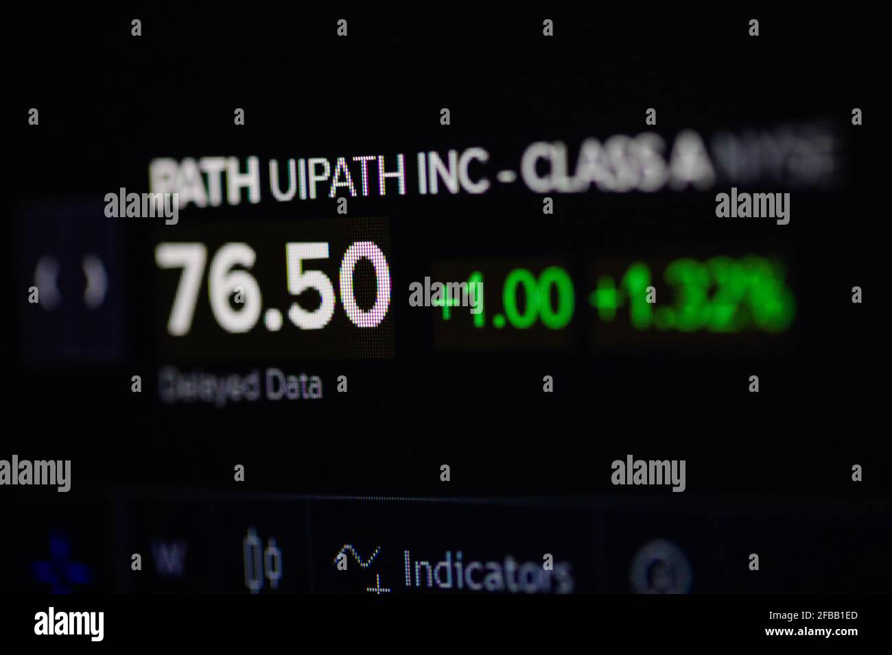 Bukarest, Rumänien - 23. April 2021: Geringe Schärfentiefe (selektiver Fokus) und Makrobild mit UiPath-Zitaten auf der NYSE auf einem digitalen Bildschirm. Stockfoto