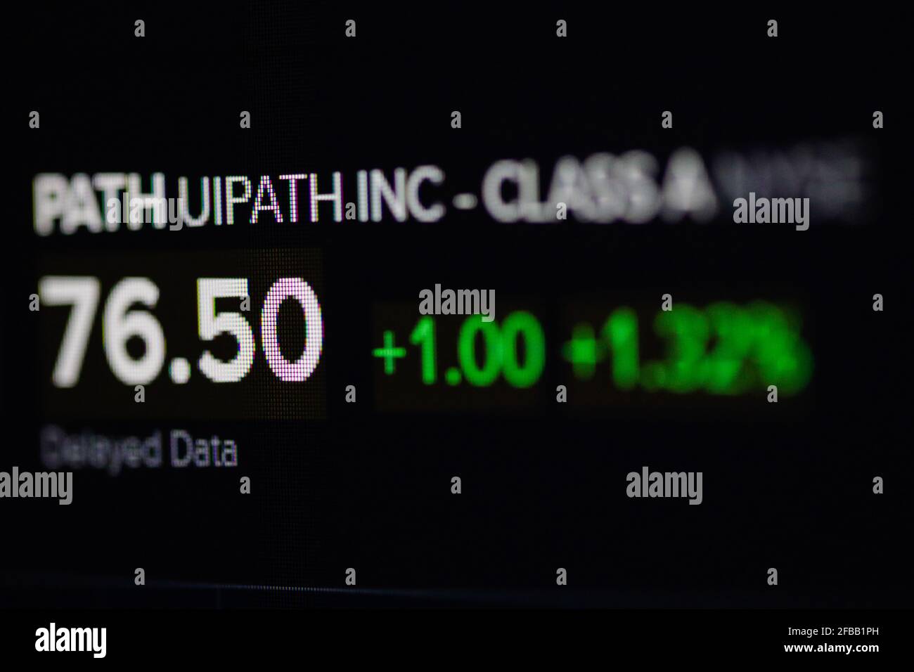 Bukarest, Rumänien - 23. April 2021: Geringe Schärfentiefe (selektiver Fokus) und Makrobild mit UiPath-Zitaten auf der NYSE auf einem digitalen Bildschirm. Stockfoto