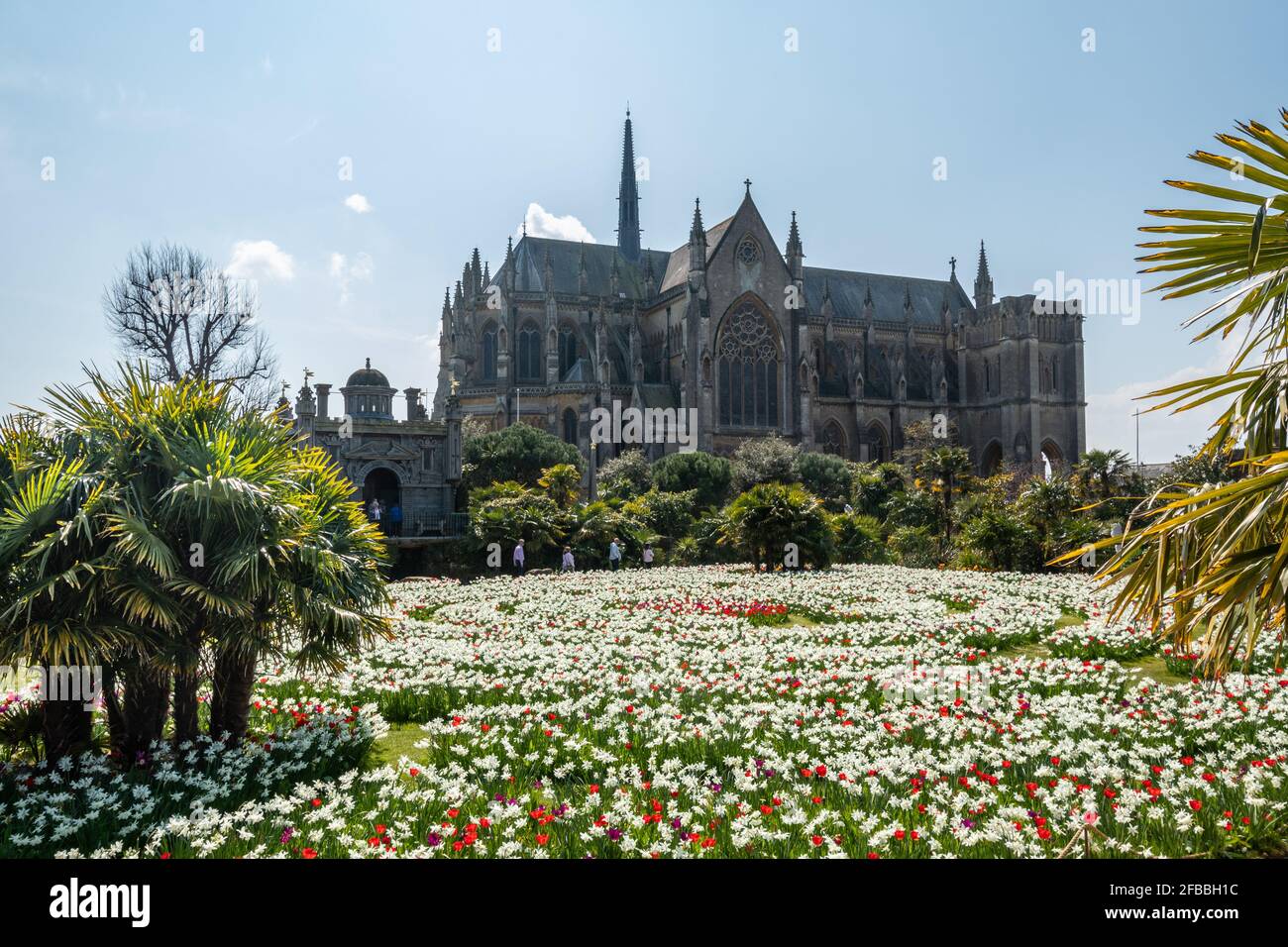 Arundel Castle Tulpenfest im April 2021, West Sussex, England, Großbritannien mit der römisch-katholischen Kathedrale Stockfoto