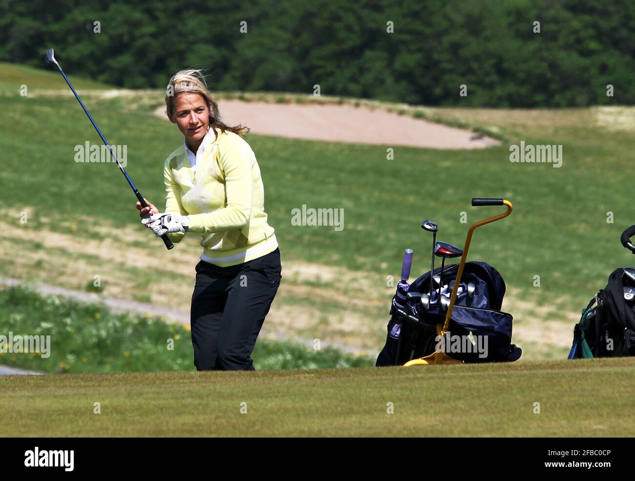 Berühmtheit und Fernsehmoderatorin Kristin Kaspersen auf dem Golfplatz während eines Benefizwettbewerbs. Stockfoto