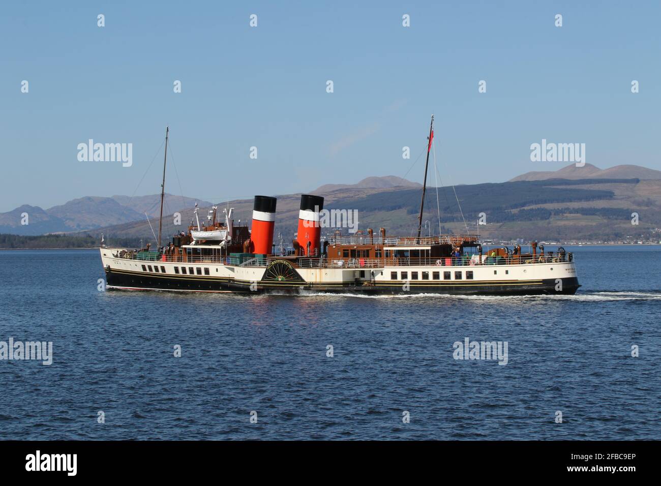 PS Waverley, ein historischer Raddampfer der Paddle Steamer Preservation Society, der Greenock auf dem Firth of Clyde passiert, als sie vor dem Betreten des Trockendocks einen Motorentestlauf durchlief, der für eine gewisse Zeit der Wartung durchgeführt wurde. Stockfoto