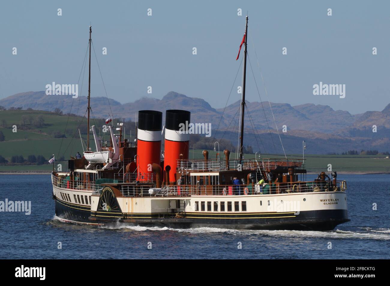 PS Waverley, ein historischer Raddampfer der Paddle Steamer Preservation Society, der Greenock auf dem Firth of Clyde passiert, als sie vor dem Betreten des Trockendocks einen Motorentestlauf durchlief, der für eine gewisse Zeit der Wartung durchgeführt wurde. Stockfoto