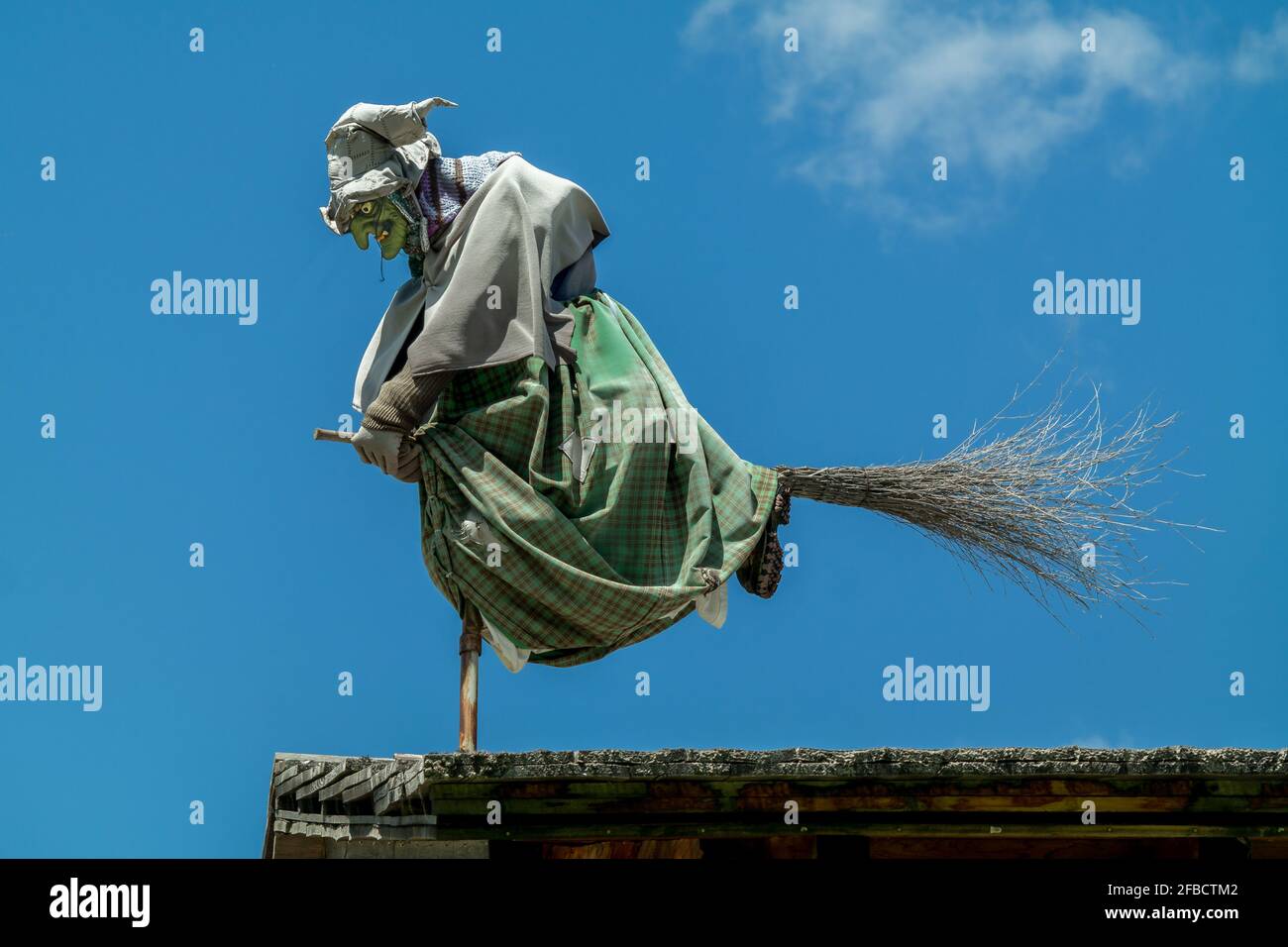 Eine Hexe auf einem Besenstiel, die als Windfahne verwendet wird Ein  Schuppen im Berghaus Radons bei Savognin Stockfotografie - Alamy
