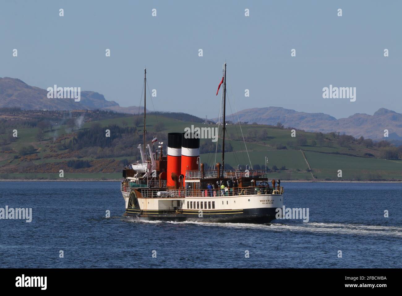 PS Waverley, ein historischer Raddampfer der Paddle Steamer Preservation Society, der Greenock auf dem Firth of Clyde passiert, als sie vor dem Betreten des Trockendocks einen Motorentestlauf durchlief, der für eine gewisse Zeit der Wartung durchgeführt wurde. Stockfoto