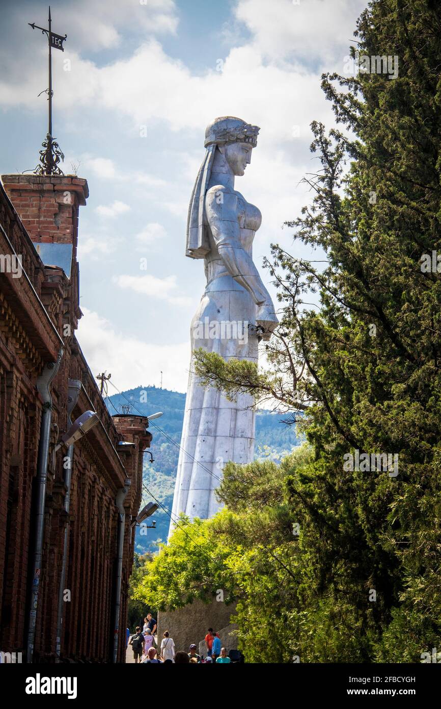 07-15-2019 Tiflis Georgien - Kartlis Deda Mutter von Kartli Or Georgien - vom Bildhauer Elguja Amashukeli - zwanzig Meter hohe Aluminiumfigur Einer Frau in G Stockfoto
