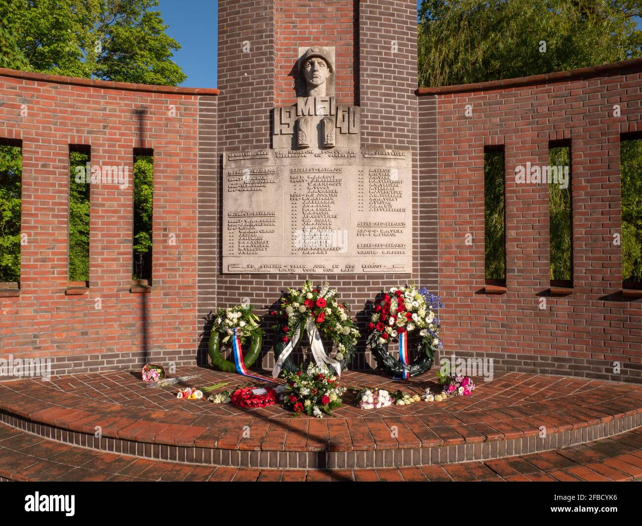 Kriegsdenkmal in der Nähe der Haagse Schouw in Leiden mit einer Liste von Personen, die bei der Invasion vom 1940. Mai gefallen sind. Stockfoto