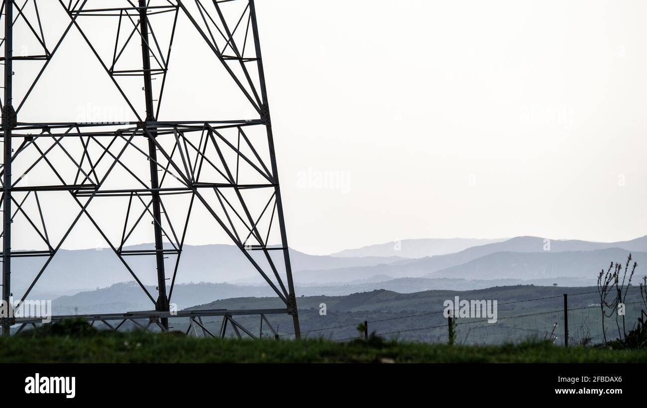 Silhouette der metallischen Struktur einer Hochspannungsstromversorgung Turm Stockfoto