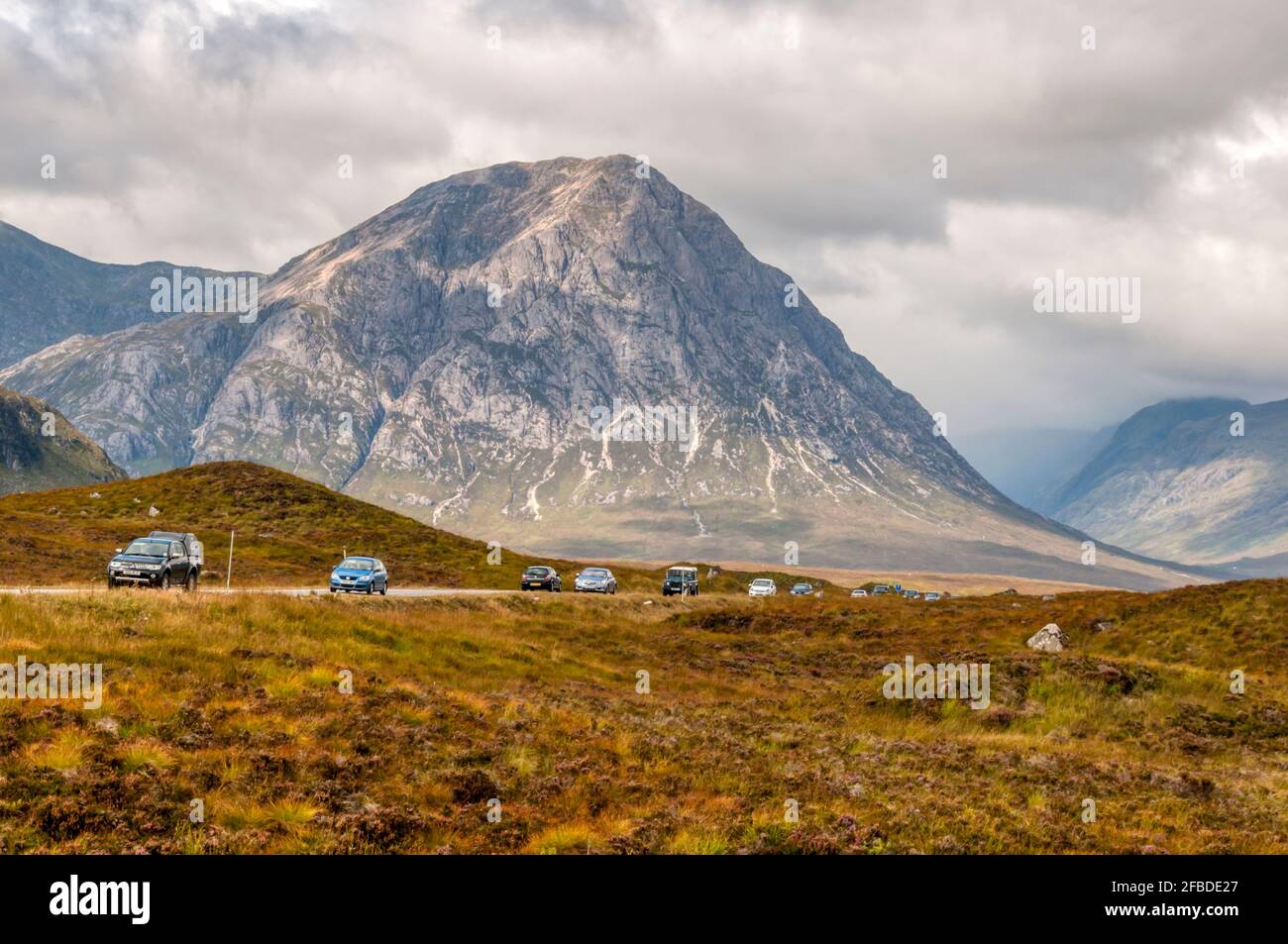 Der Verkehr fährt auf der A82 nach Osten und verlässt Glencoe und pasing den Berg Stob Dearg. Stockfoto