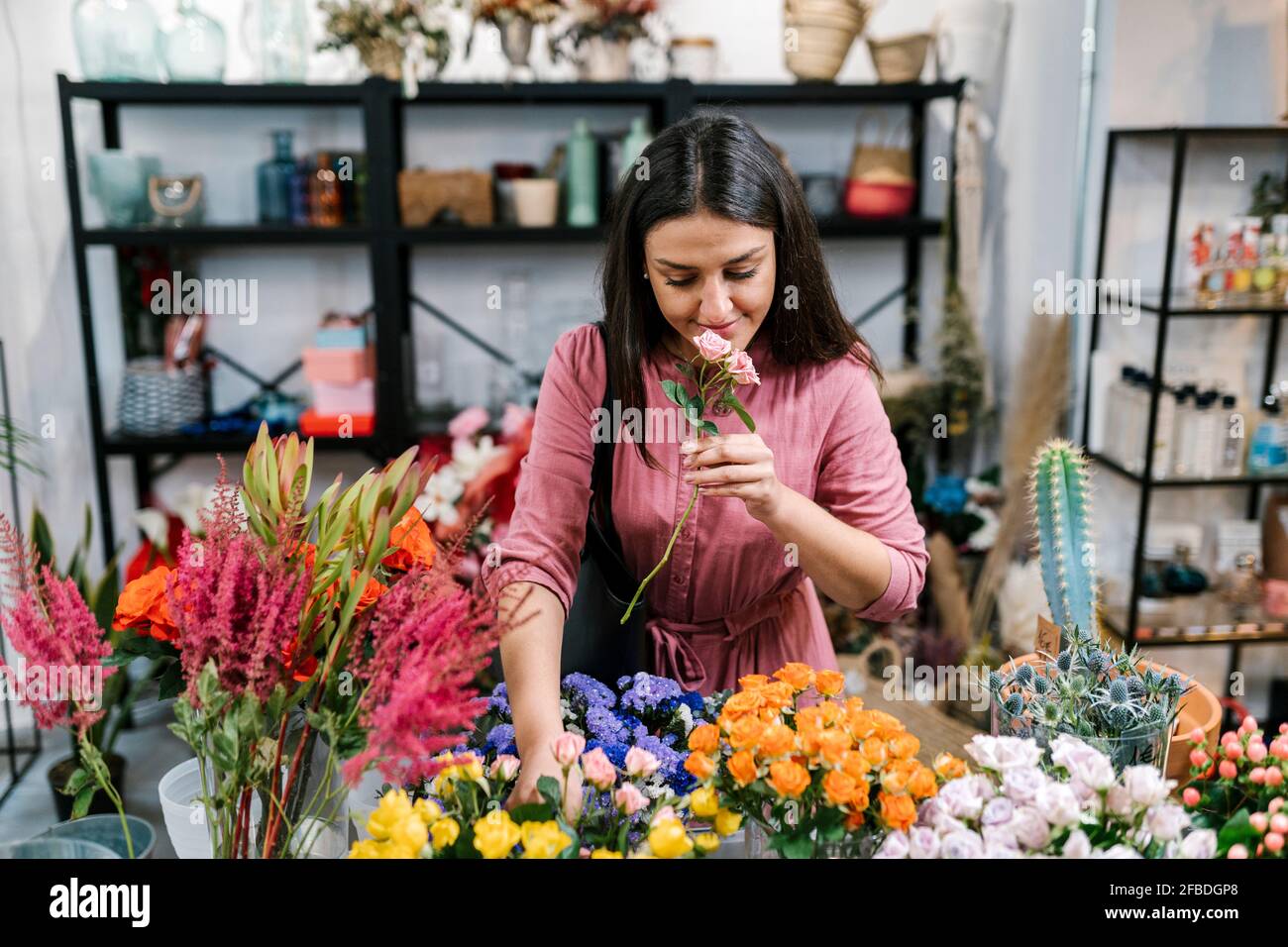 Weibliche Kundin, die Blumen im Geschäft auswählt Stockfoto