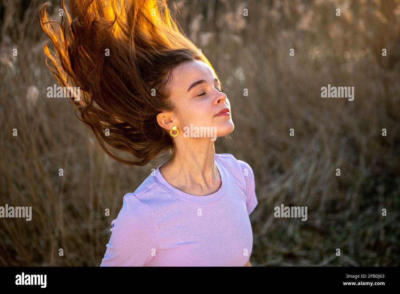 Schöne Frau mit langen braunen Haaren in der Natur Stockfoto