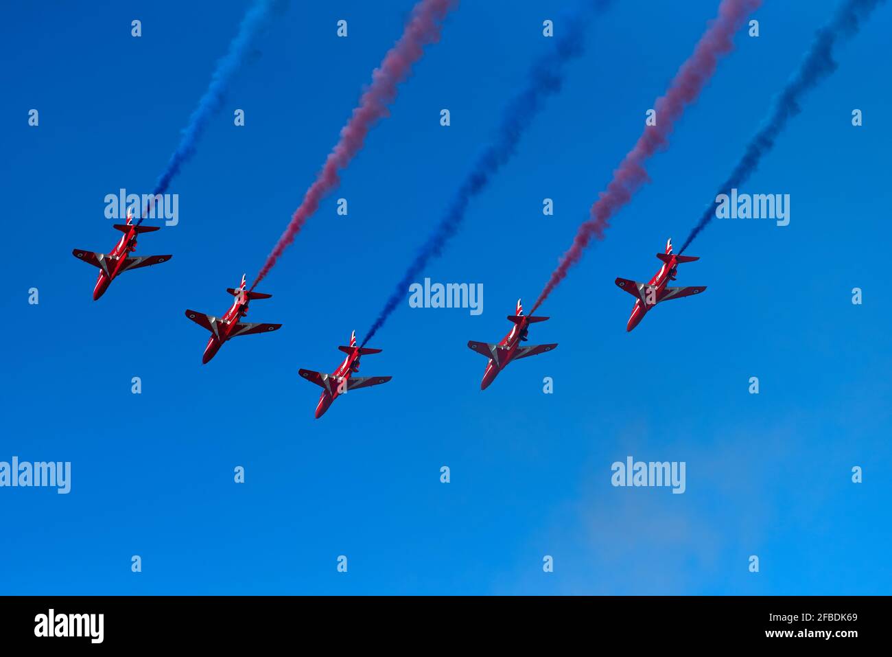 Helsinki, Finnland - 9. Juni 2017: Rote Pfeile (der Royal Air Force Aerobatic Team) fliegen Kunstflug an der Kaivopuisto Air Show in Helsinki, Finnland o Stockfoto