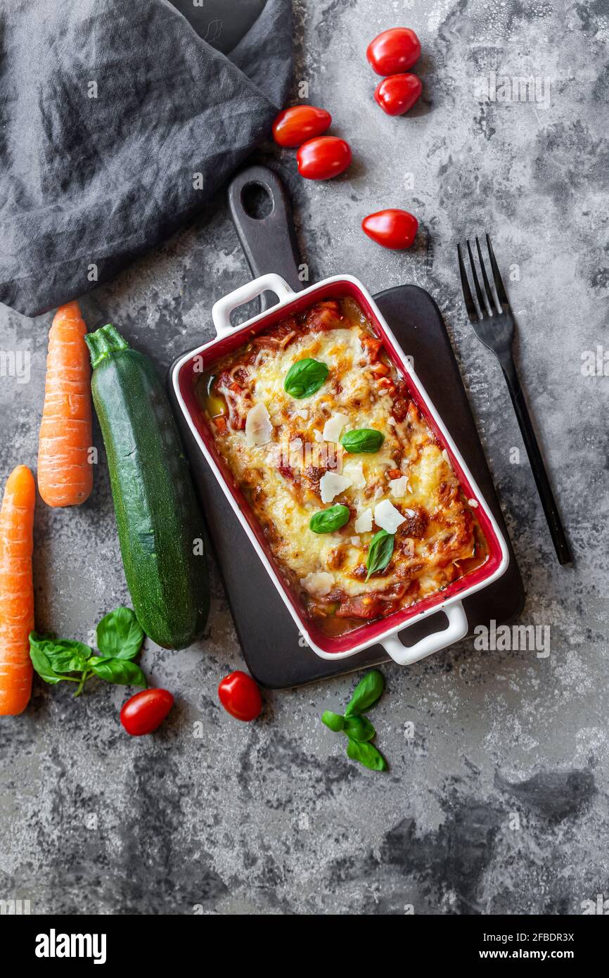 Studioaufnahme von frisch zubereiteter vegetarischer Lasagne mit niedrigem Kohlenhydrat Stockfoto