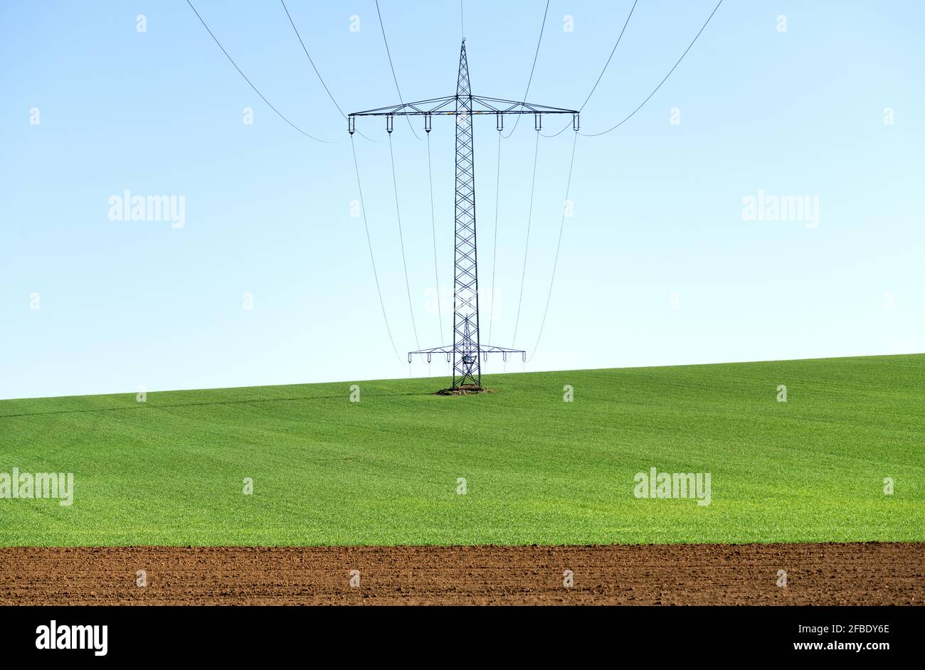 Grüner Strom, grüner Strom, Strommasten und Leitungen über Felder, Umwelt und Energie. Stromversorgung, Freileitungen. Übertragungsleitungen Stockfoto