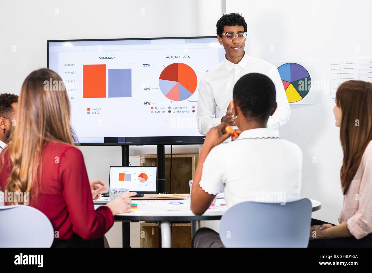 Männlicher Unternehmer, der mit Kollegen zusammenarbeitet Stockfoto