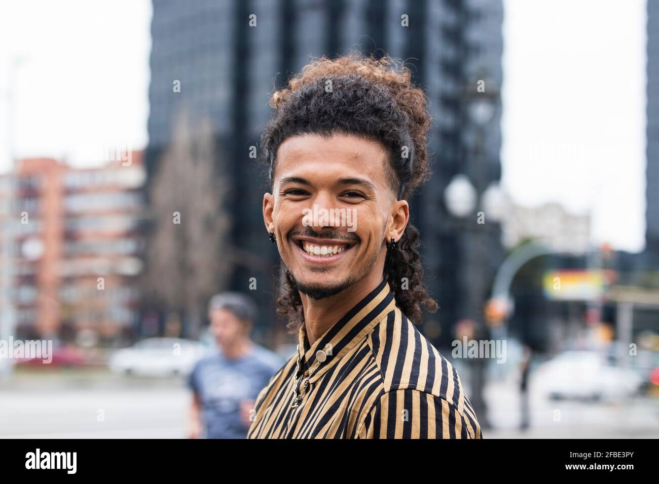 Glücklicher junger Mann in der Stadt Stockfoto