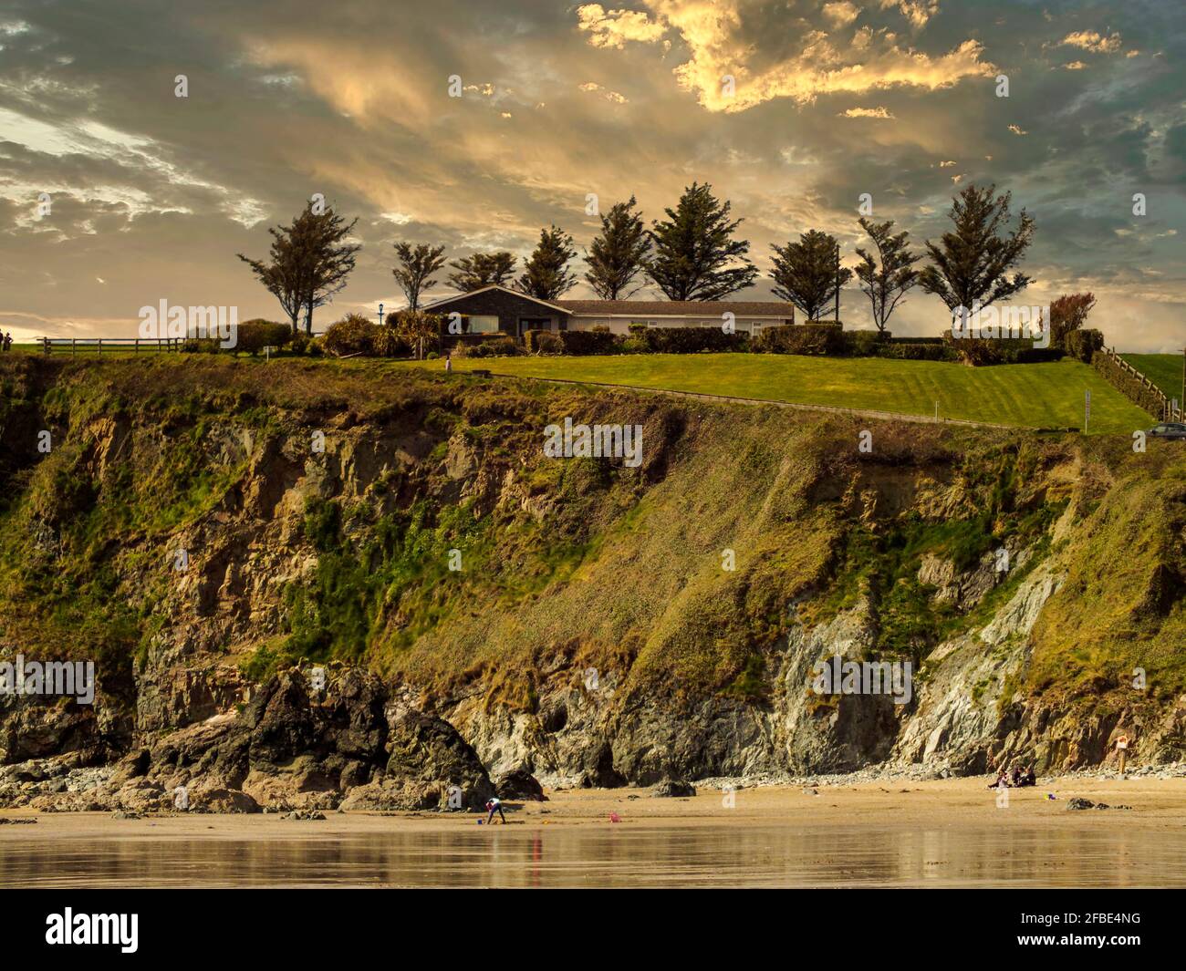 Irische ländliche Seestücke mit dem Haus an der Klippe. Stockfoto