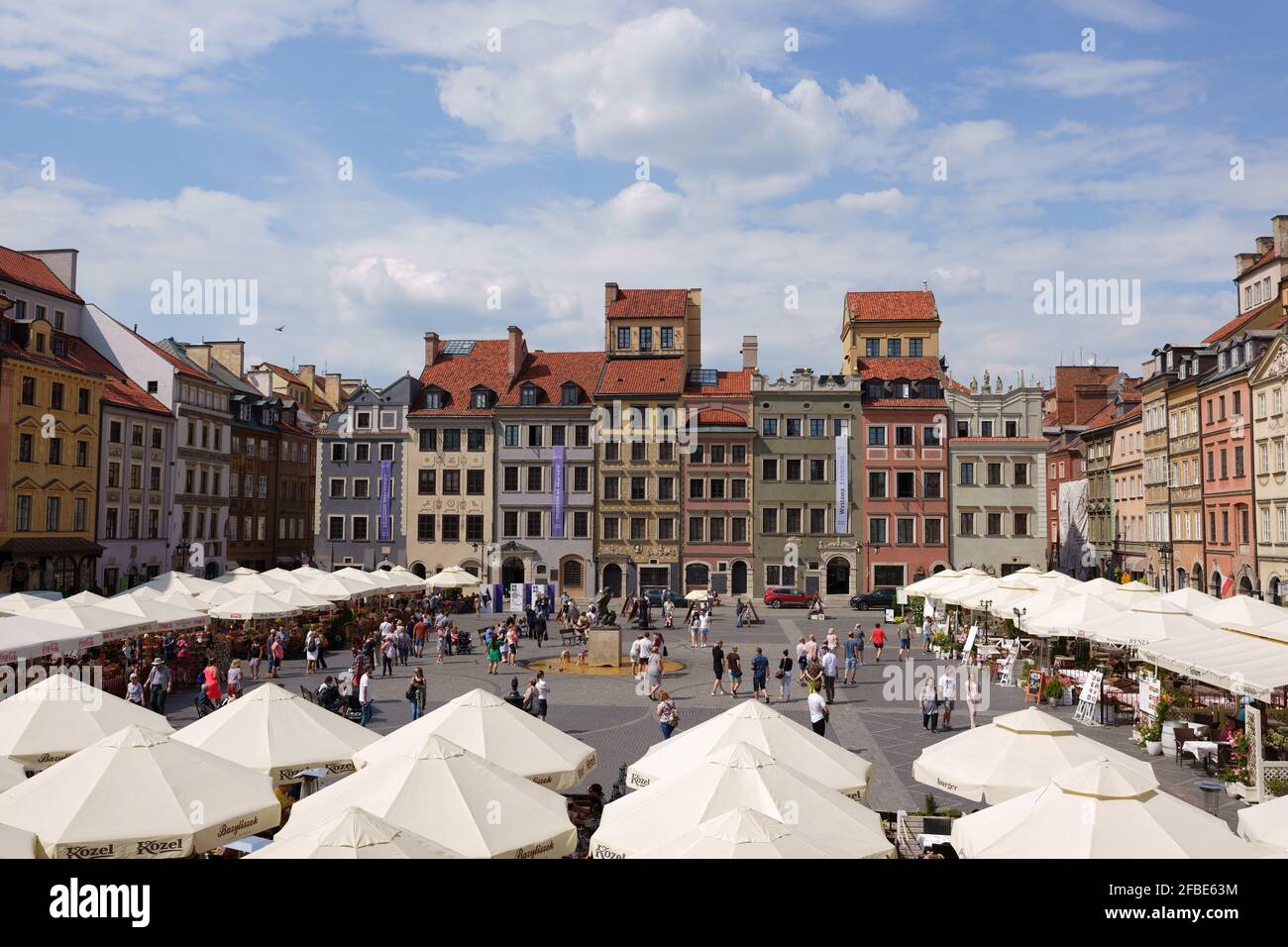 Kaffeepause auf dem Marktplatz der Altstadt unter dem Licht Von der architektonischen Schönheit Warschaus Stockfoto