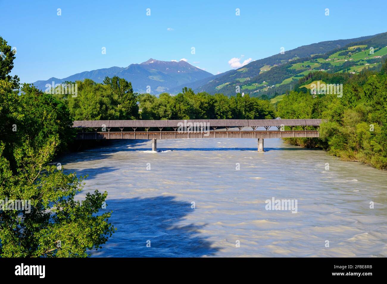 Inn mit Innsteg-Brücke, in der Nähe von Hall in Tirol, Österreich Stockfoto